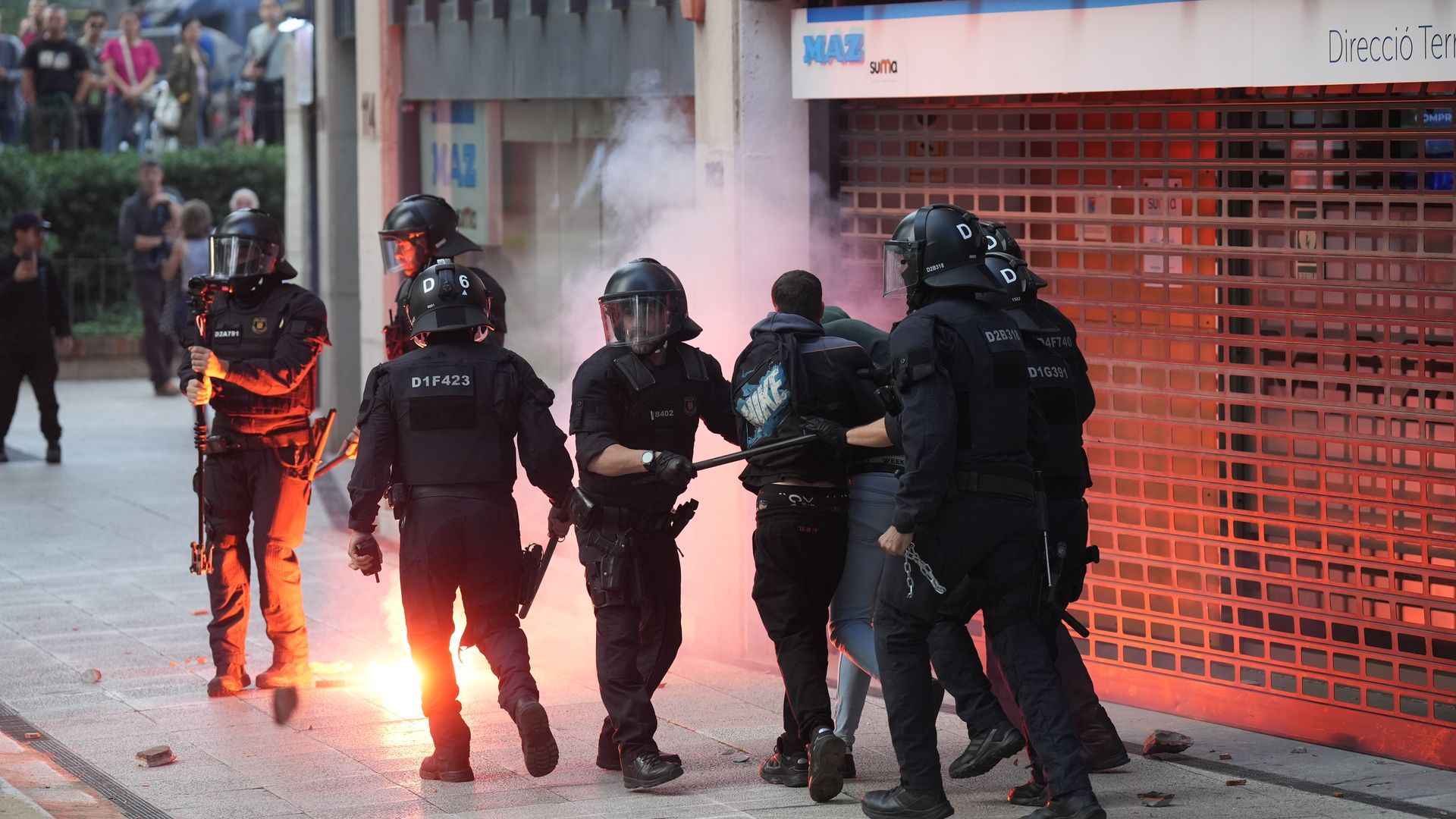 Aplican la amnistía a tres jóvenes condenados a prisión en Barcelona