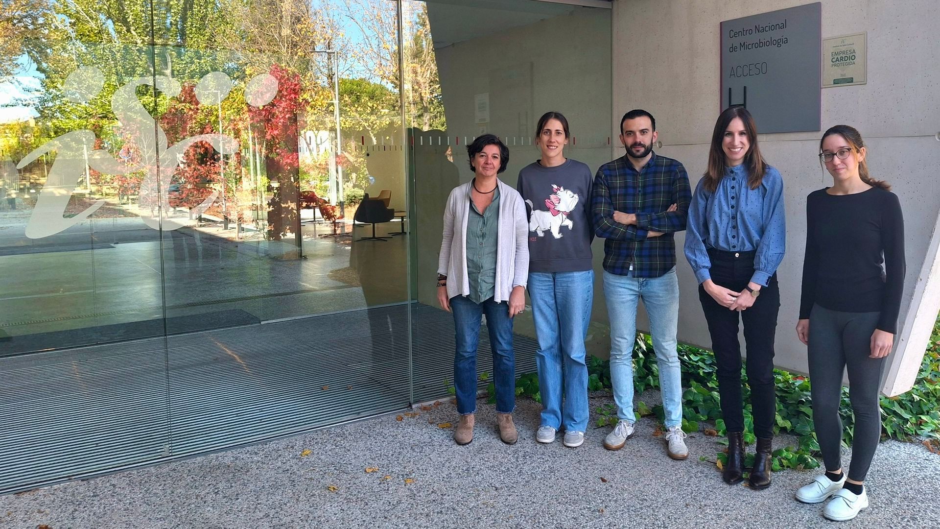 De izquierda a derecha: María Cabrerizo, Estrella Ruiz de Pedro, Juan Camacho, María Dolores Fernández-García y Nerea García, en una de las puertas del Centro Nacional de Microbiología (CNM)