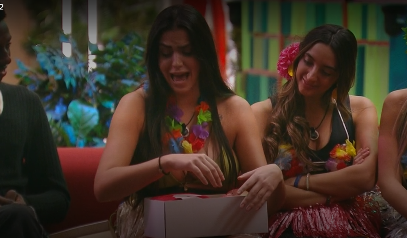 Desi, emocionada con su regalo