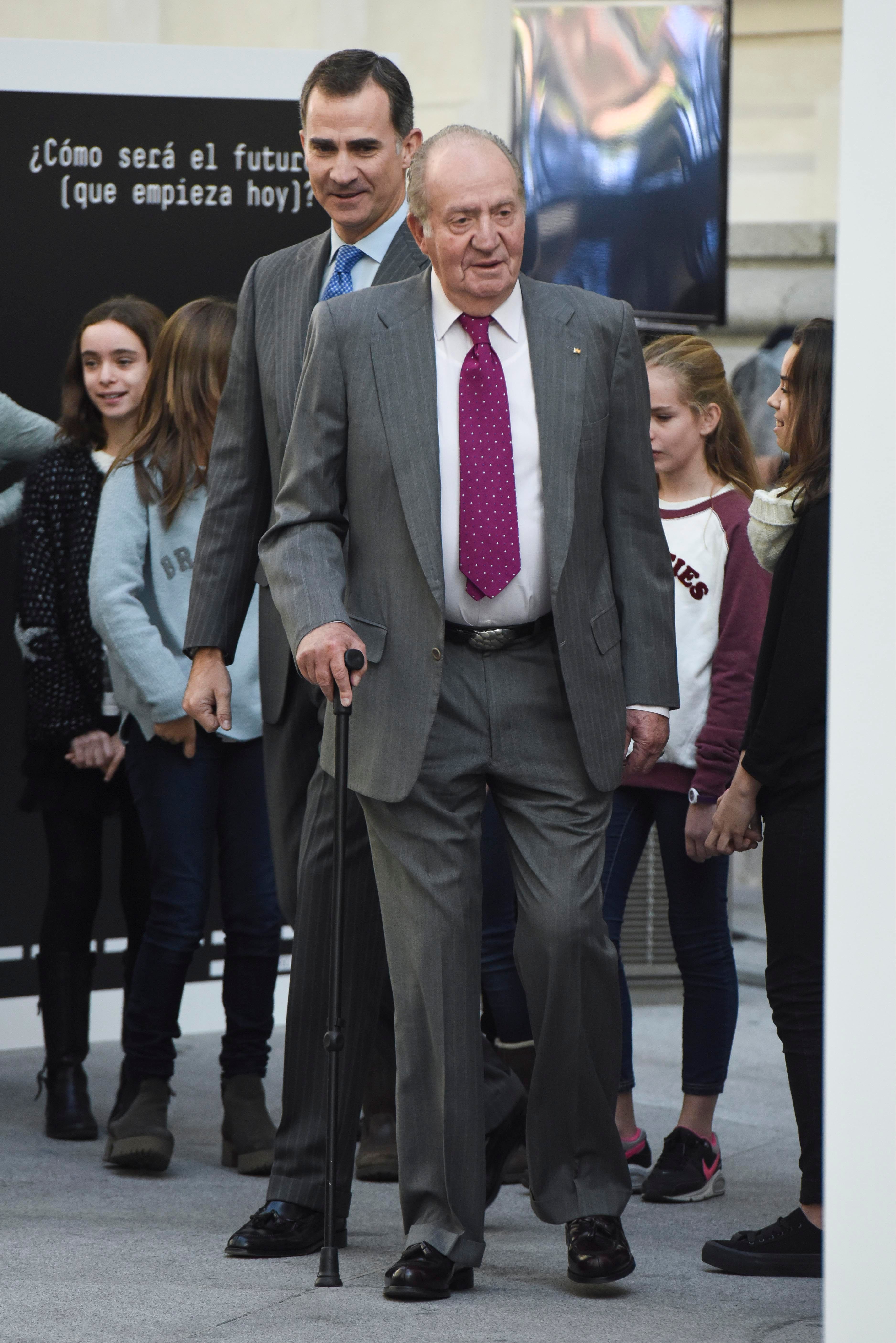 Don Felipe y don Juan Carlos en un acto en el que el emérito lució un cinturón regalado por Corinna