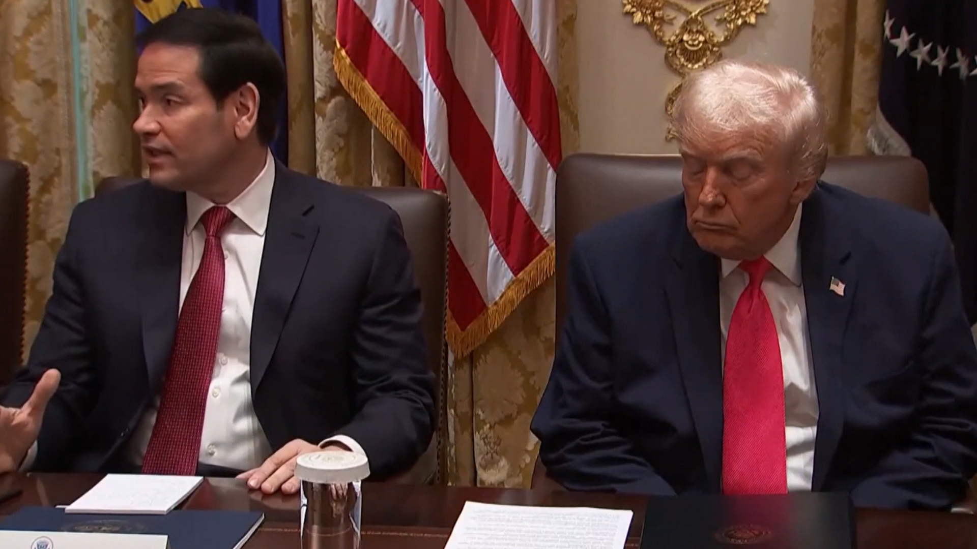 Donald Trump se queda 'sin pilas': el expresidente se queda dormido en público de nuevo y aviva los rumores sobre su salud