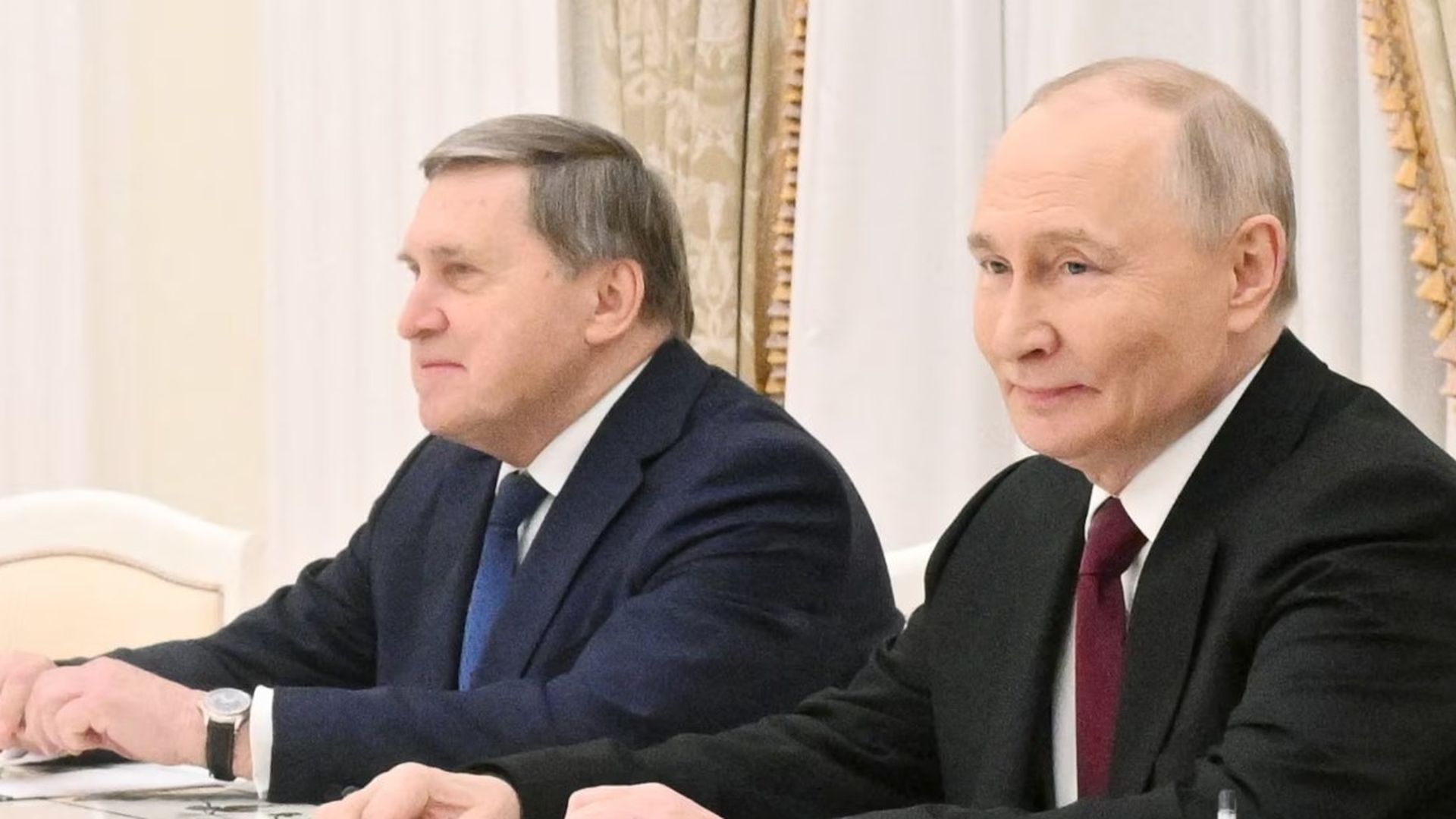 El asesor de política internacional, Yuri Ushakov junto a Vladímir Putin,  en Moscú.