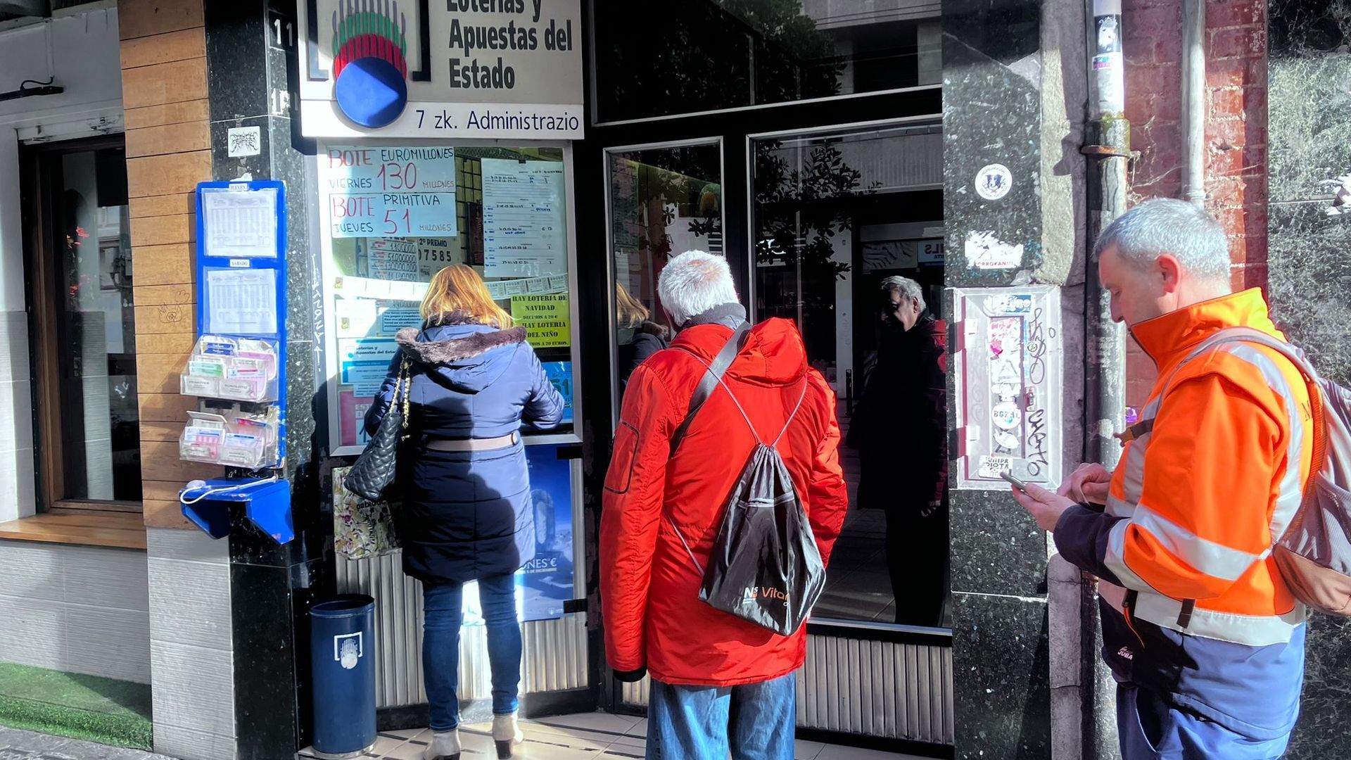 En un rincón de un portal y junto a un bar, la Administración número 7 de Vitoria es una de las más peculiares.