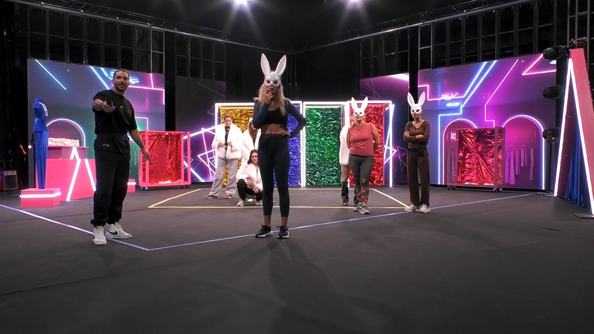 Ensayando el baile grupal de la prueba