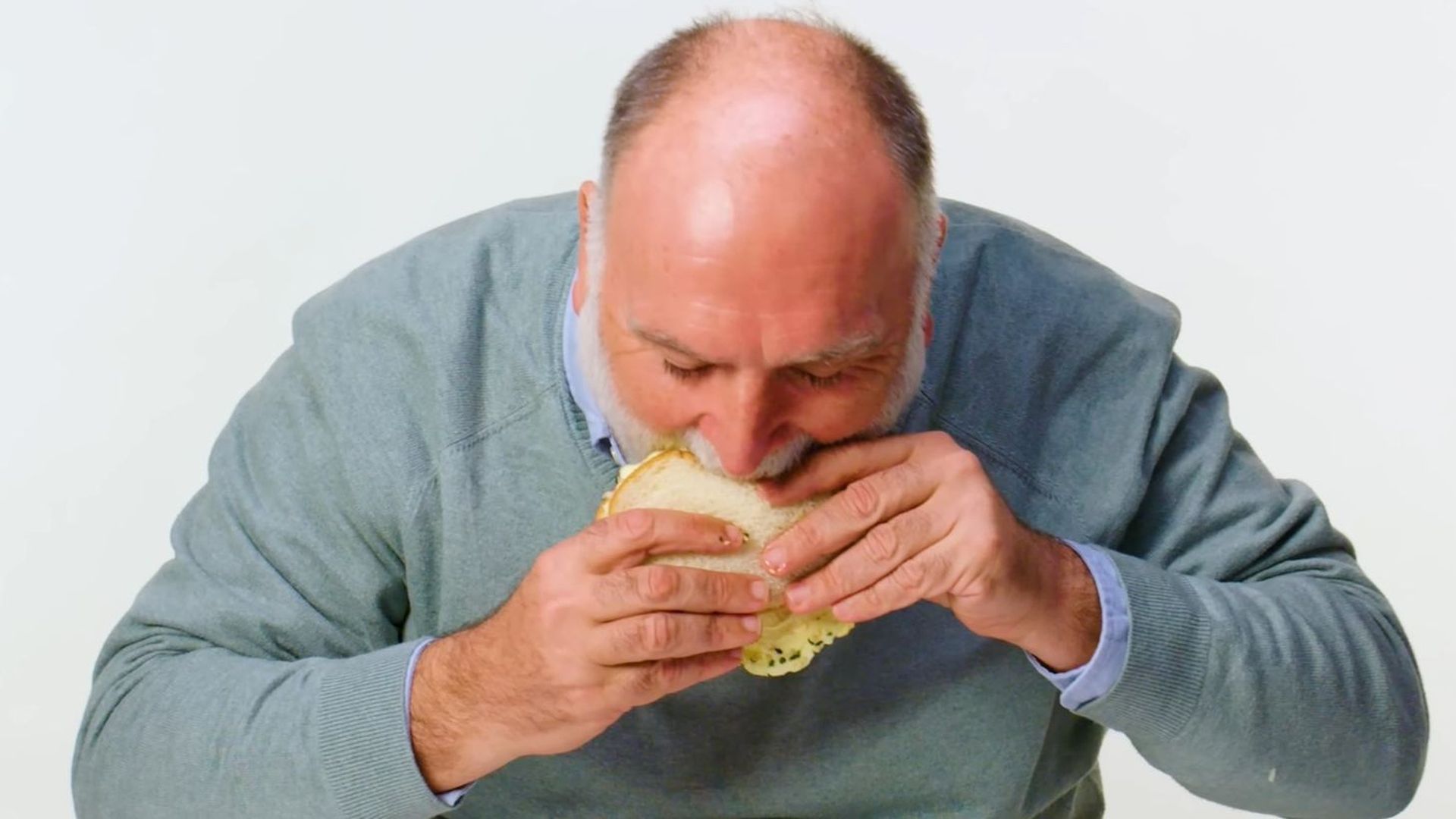 José Andrés prueba el sándwich de su infancia