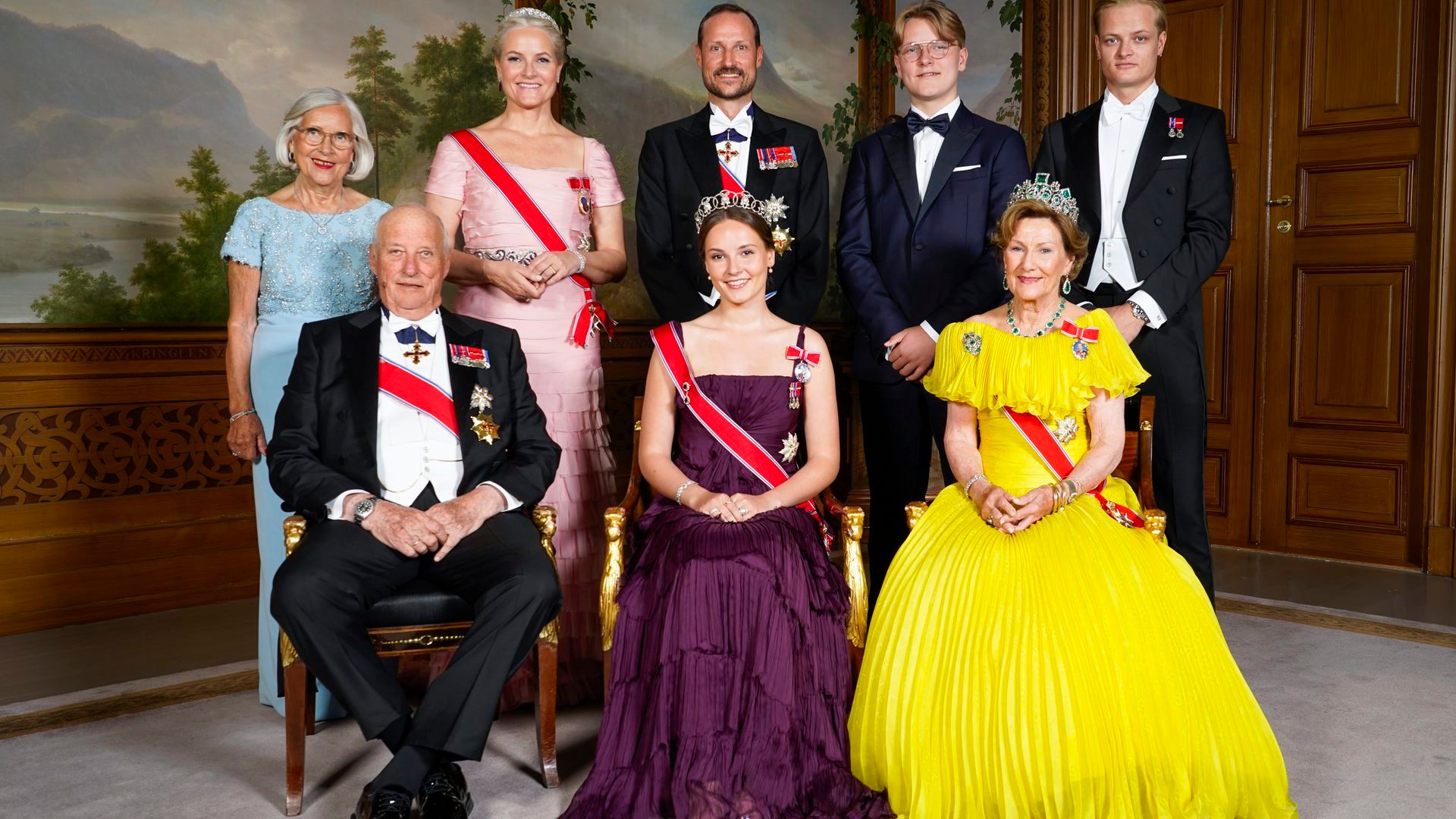 La familia real noruega, acompañada de la madre de la princesa, a su lado