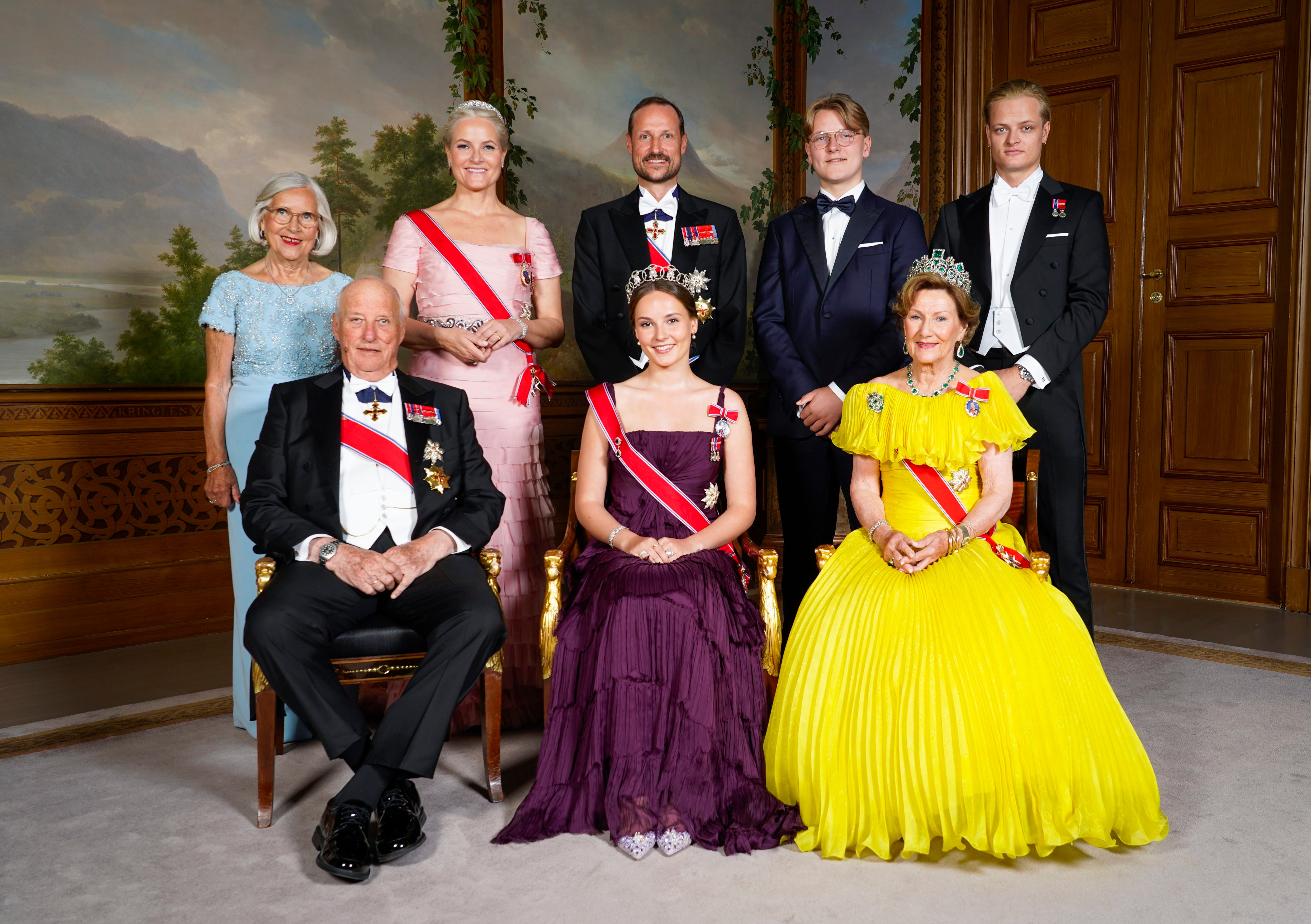 La familia real noruega, acompañada de la madre de la princesa, a su lado
