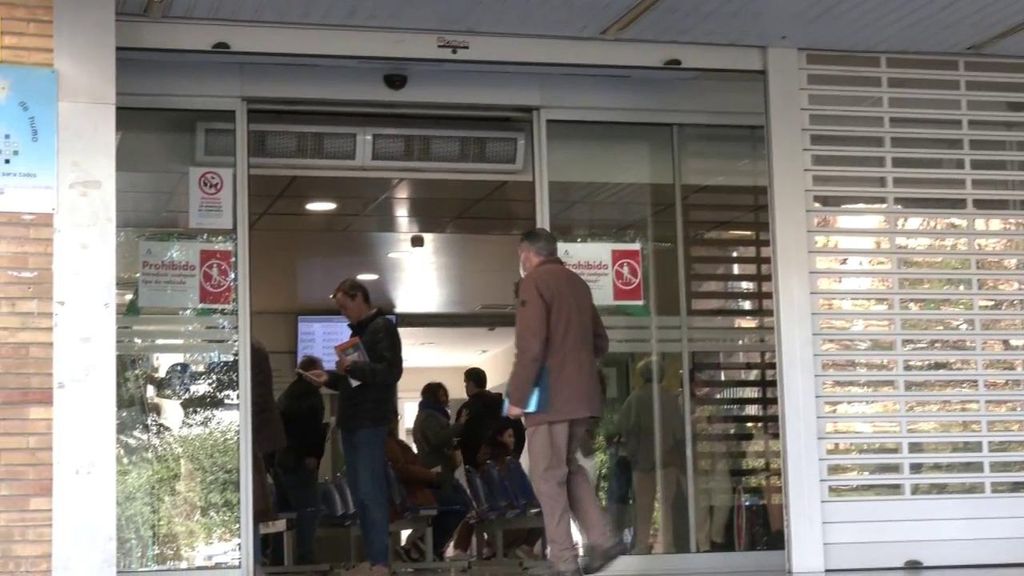 La gripe satura los pasillos de urgencias de los hospitales: Cataluña y Madrid multiplican los casos en una semana