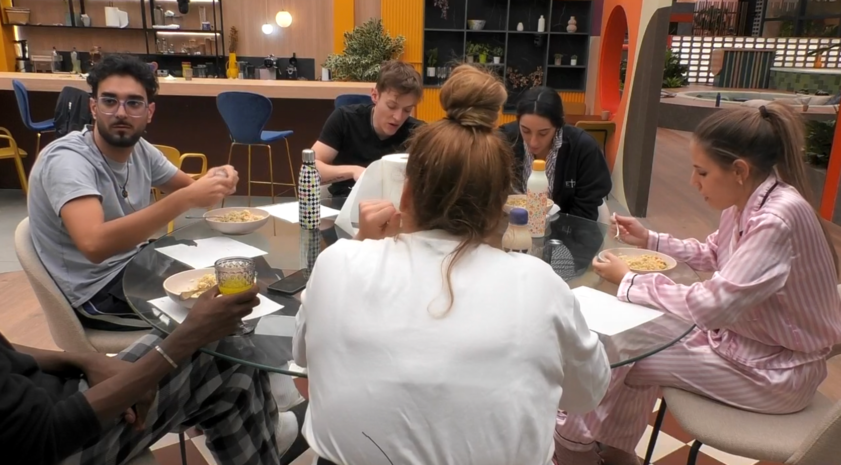 Los concursantes cenando