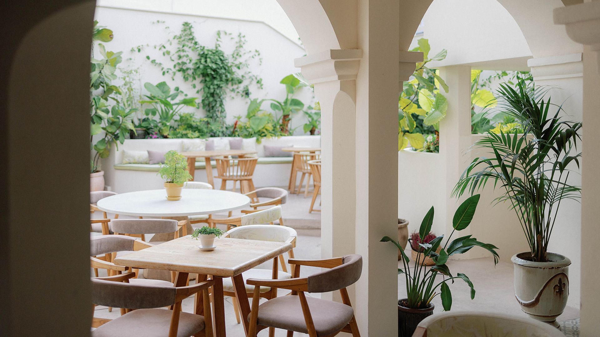 Desayunar, comer o cenar en este patio es todo un lujo