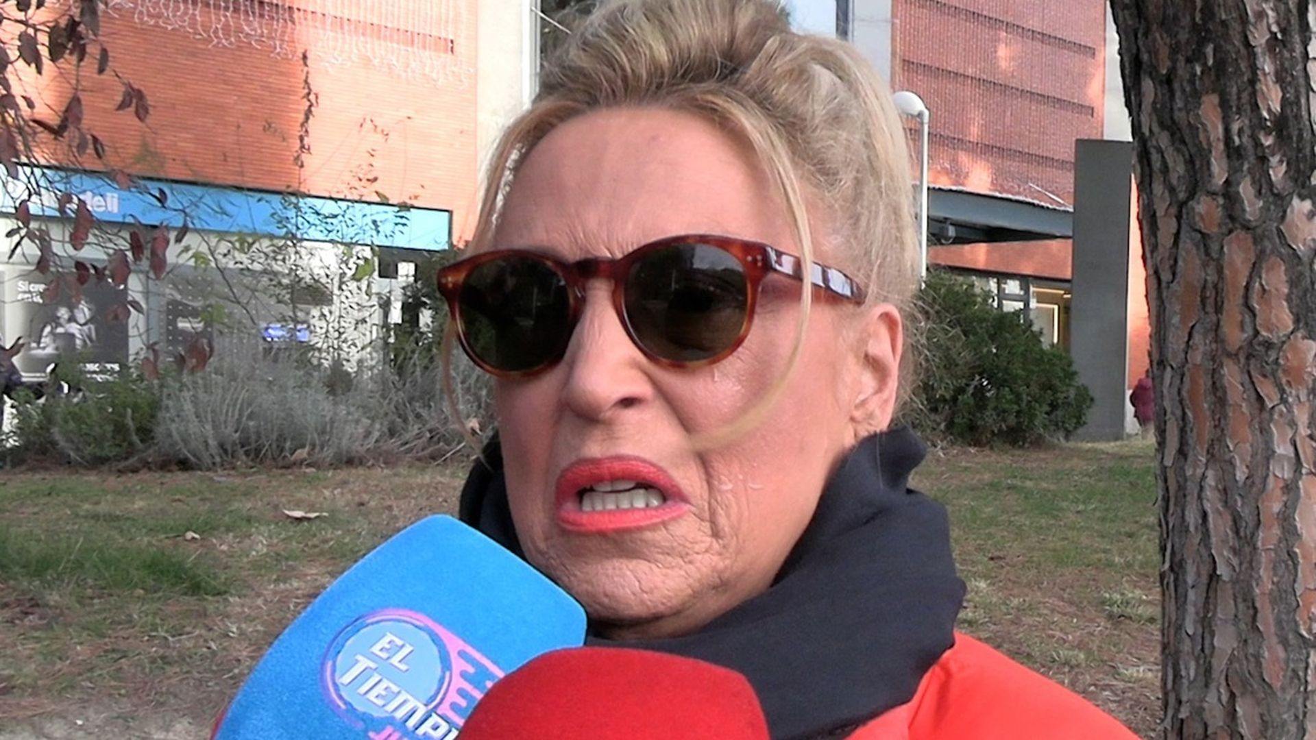 Lydia Lozano en las puertas del hospital Lydia Lozano en las puertas del hospital