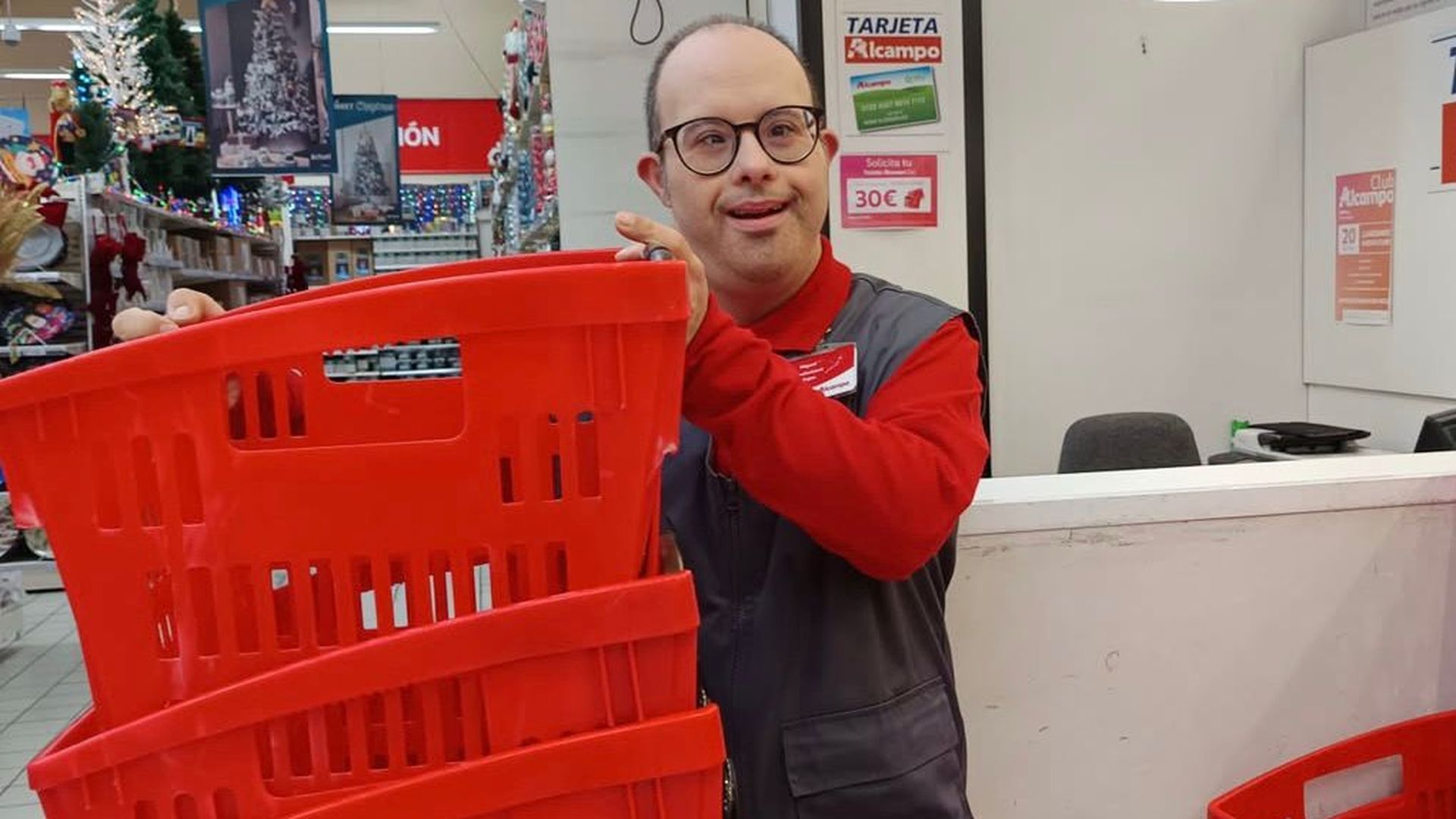 Miguel Taibo cumple 16 años trabajando en un supermercado de A Coruña, un hito especial para la inclusión laboral