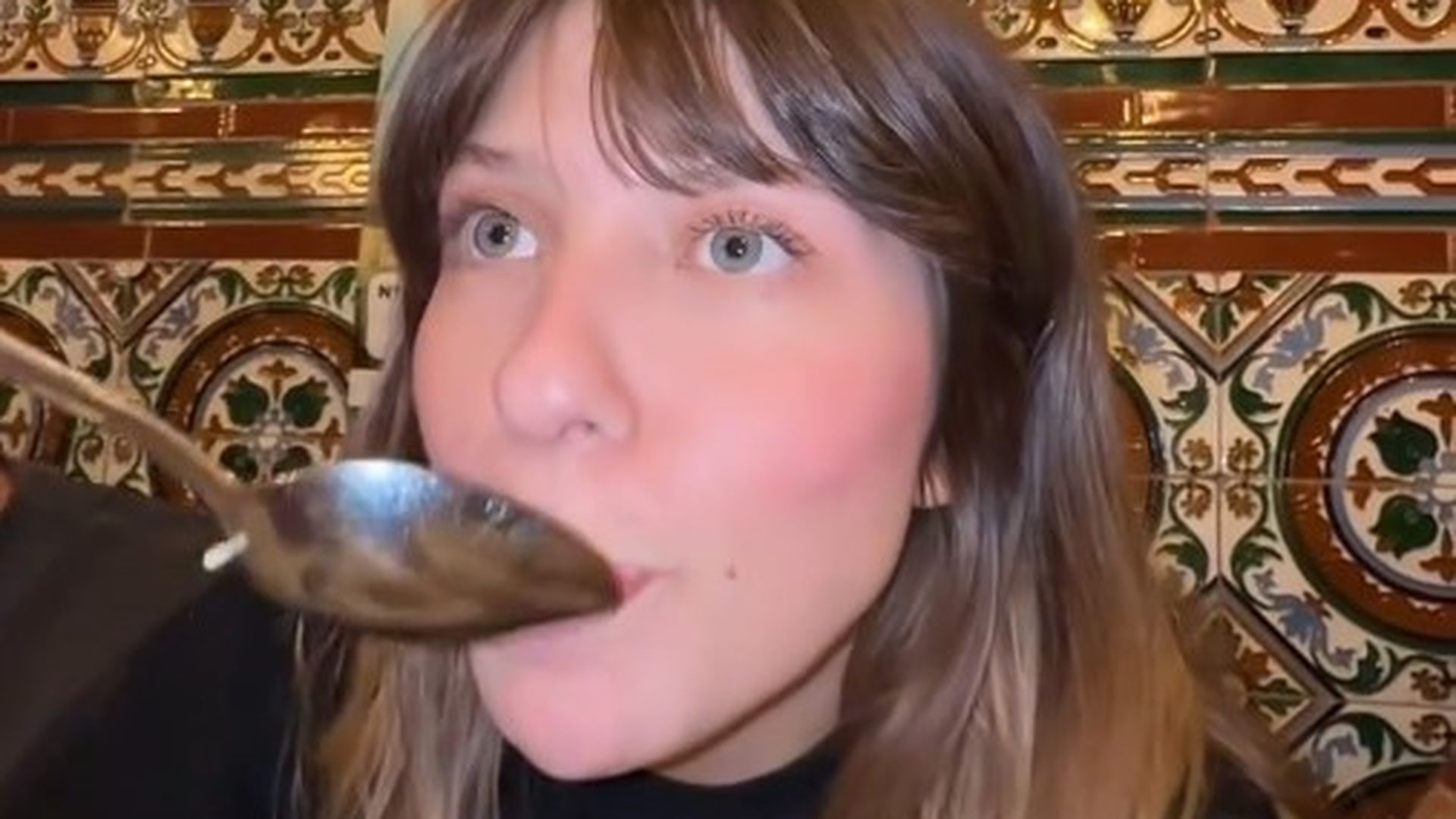 Anita Matamoros prueba el cocido de Malacatín