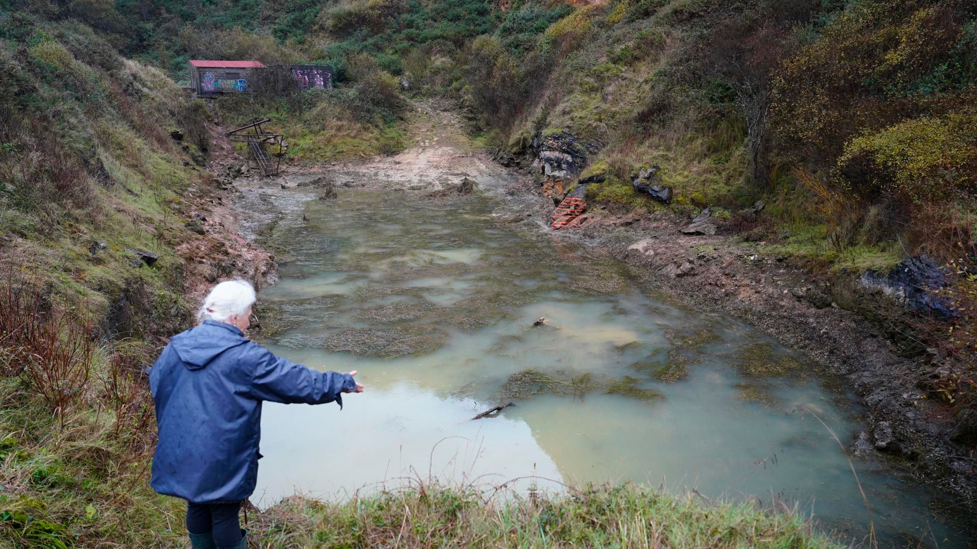 Balsa con lodos mineros en Berbés, Asturias, donde no se han localizado los restos de Maritrini y su hija desaparecidas en 1987