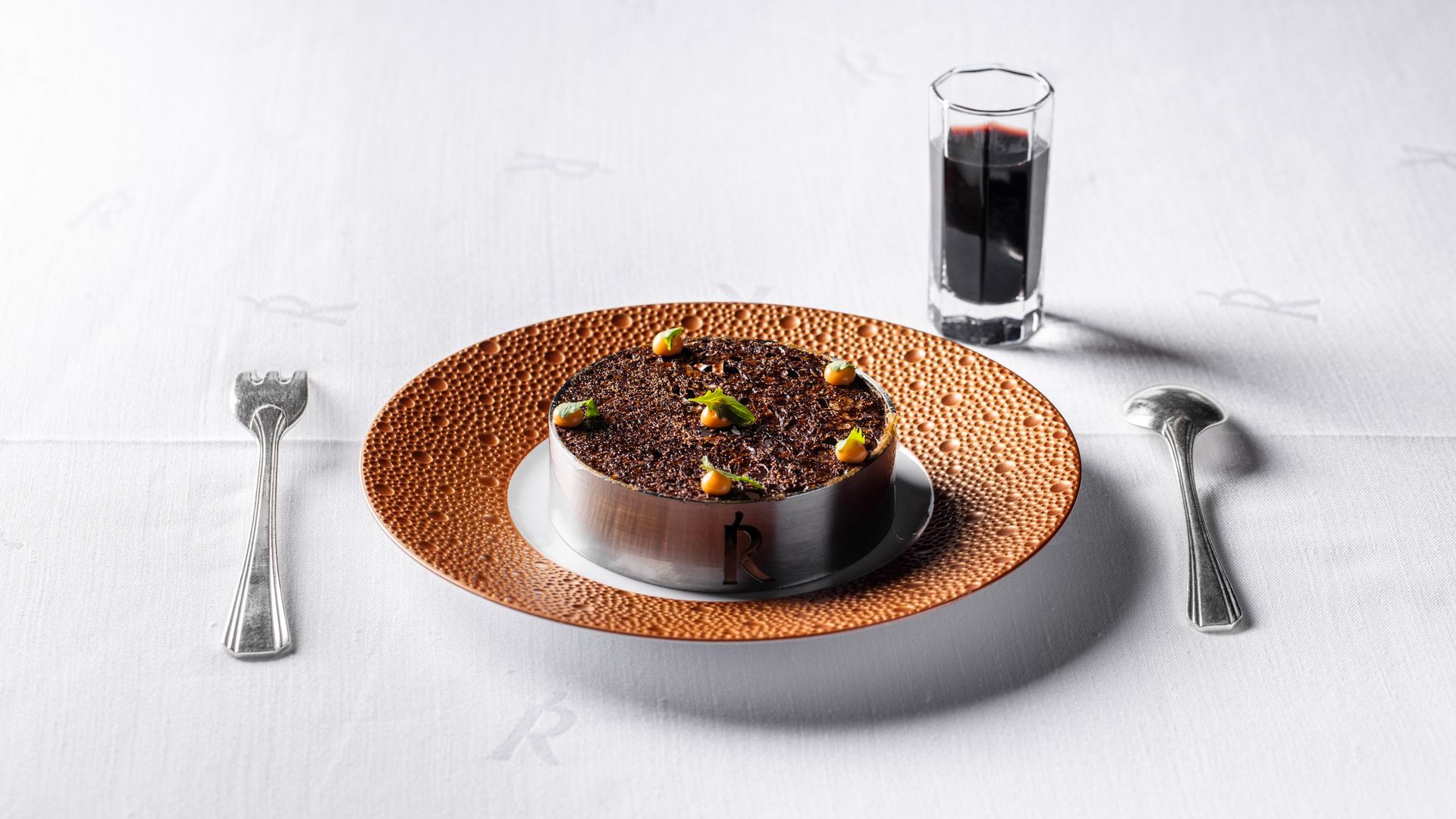 Bogavante y kiskilla bajo una cubierta de arroz venere y sorbete de salpicón