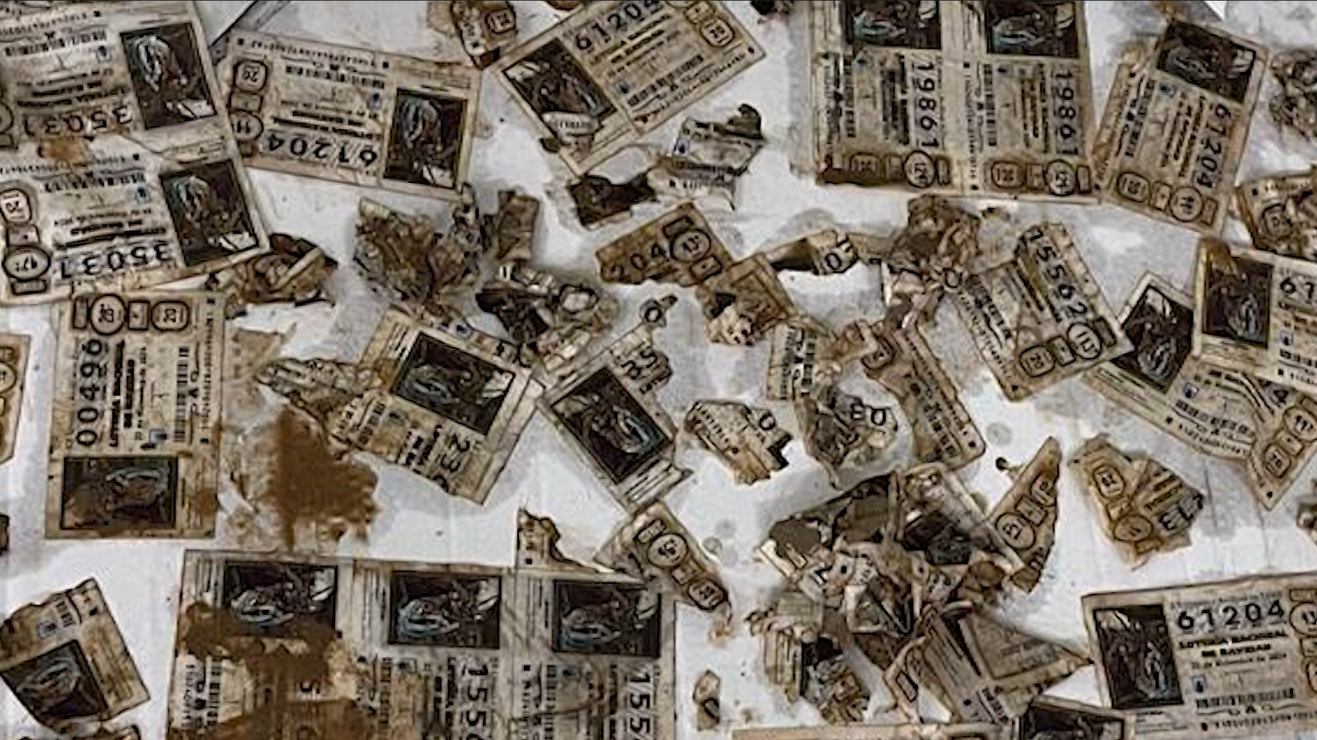 Boletos de lotería dañados por el agua y el lodo