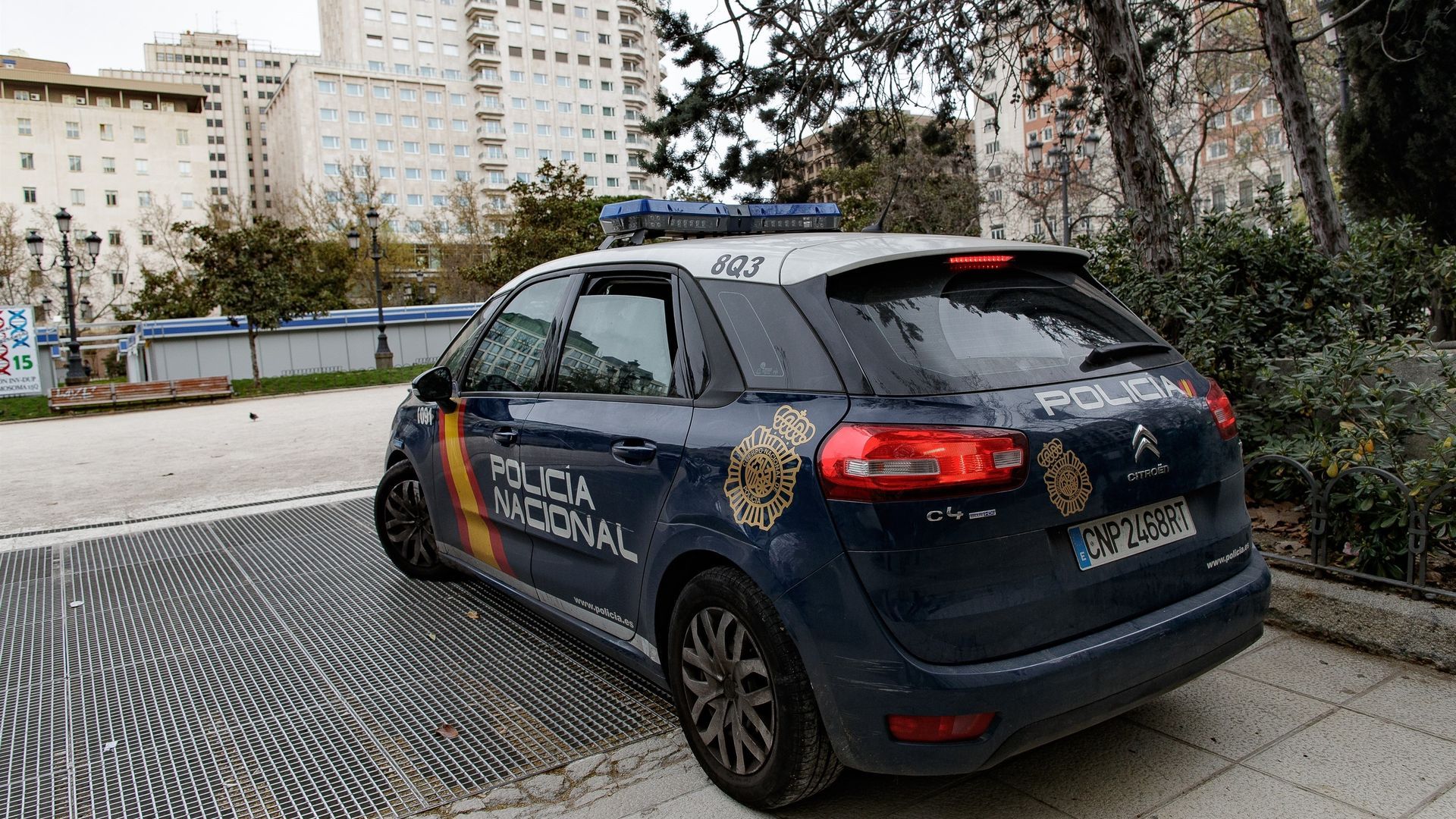 Buscan al autor de un tiroteo frente a una escuela infantil de Puente de Vallecas, en Madrid: dos hermanos resultaron heridos