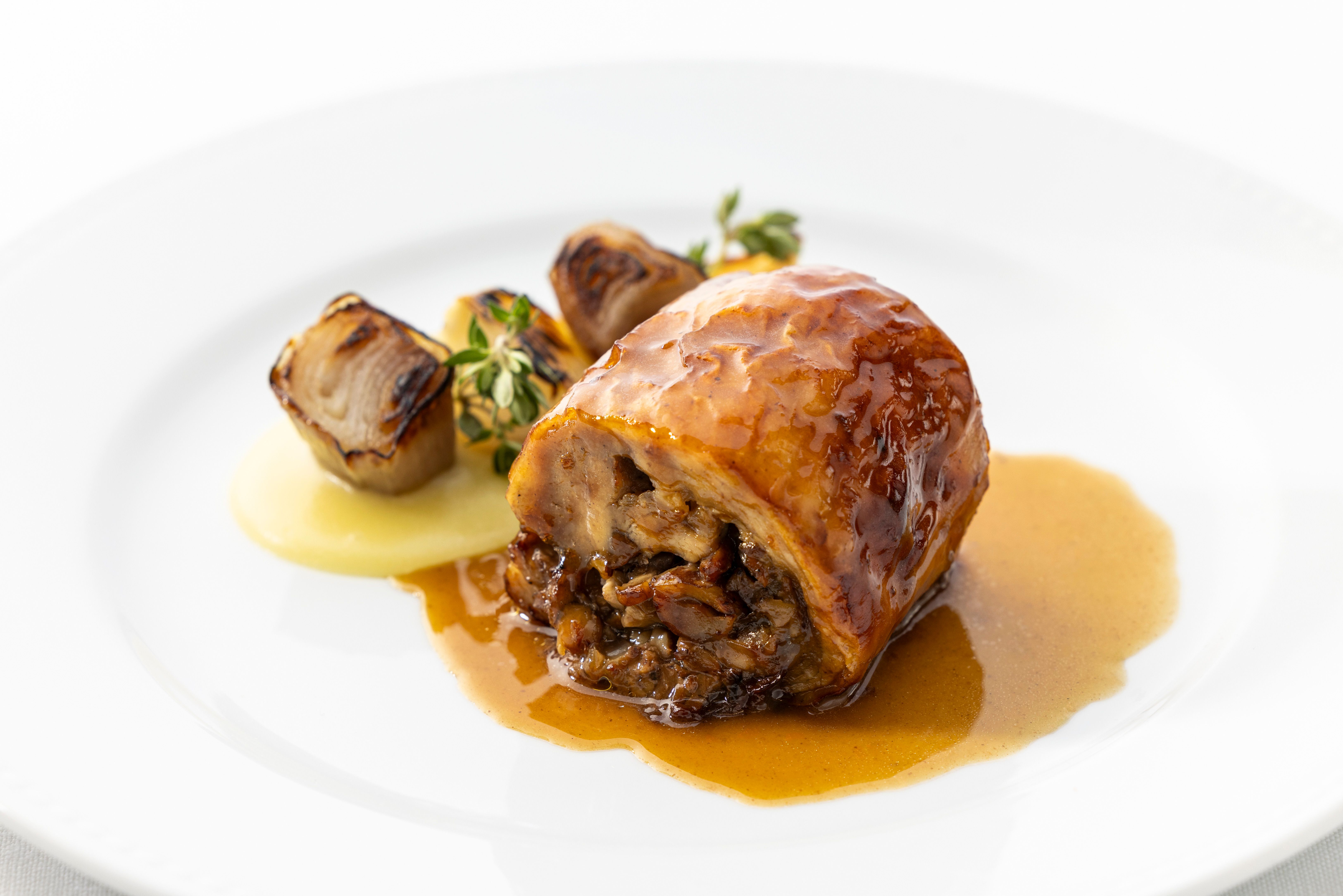 Carret de cordero relleno con cebolletas y chalotas asadas en brasa