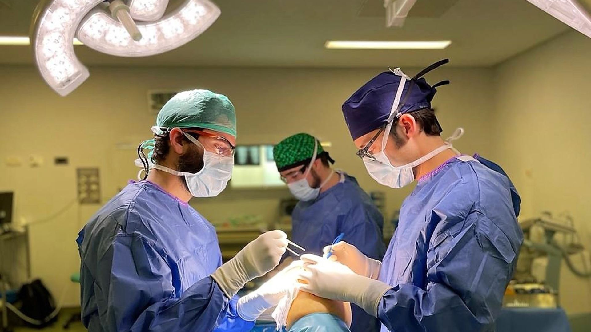 Cirujanos durante una operación de rodilla