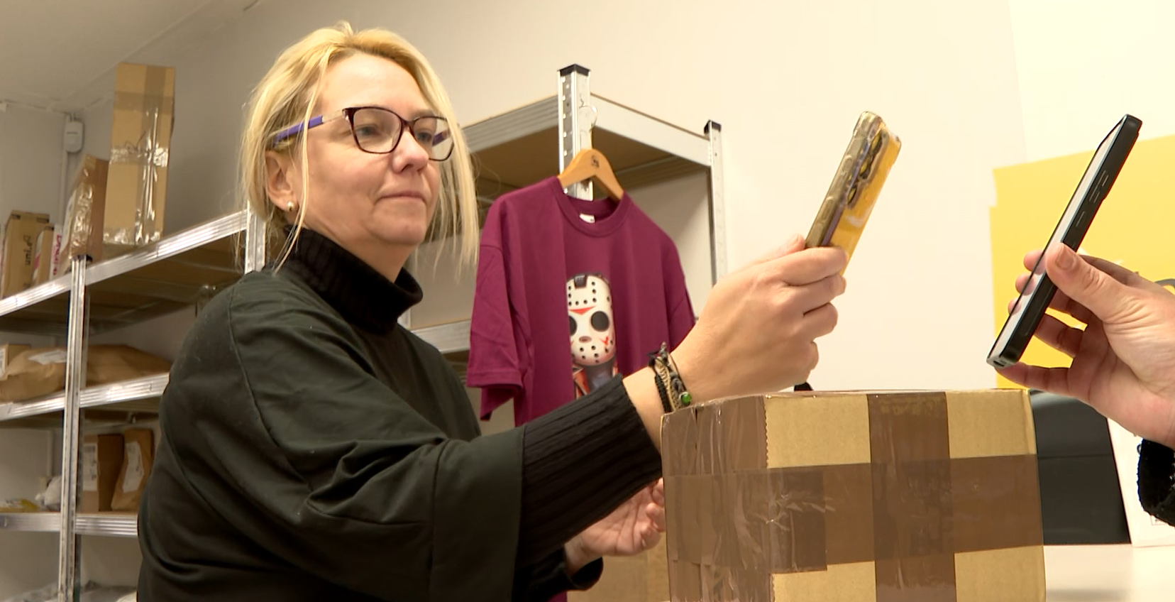 Cristina entrega un paquete a un cliente