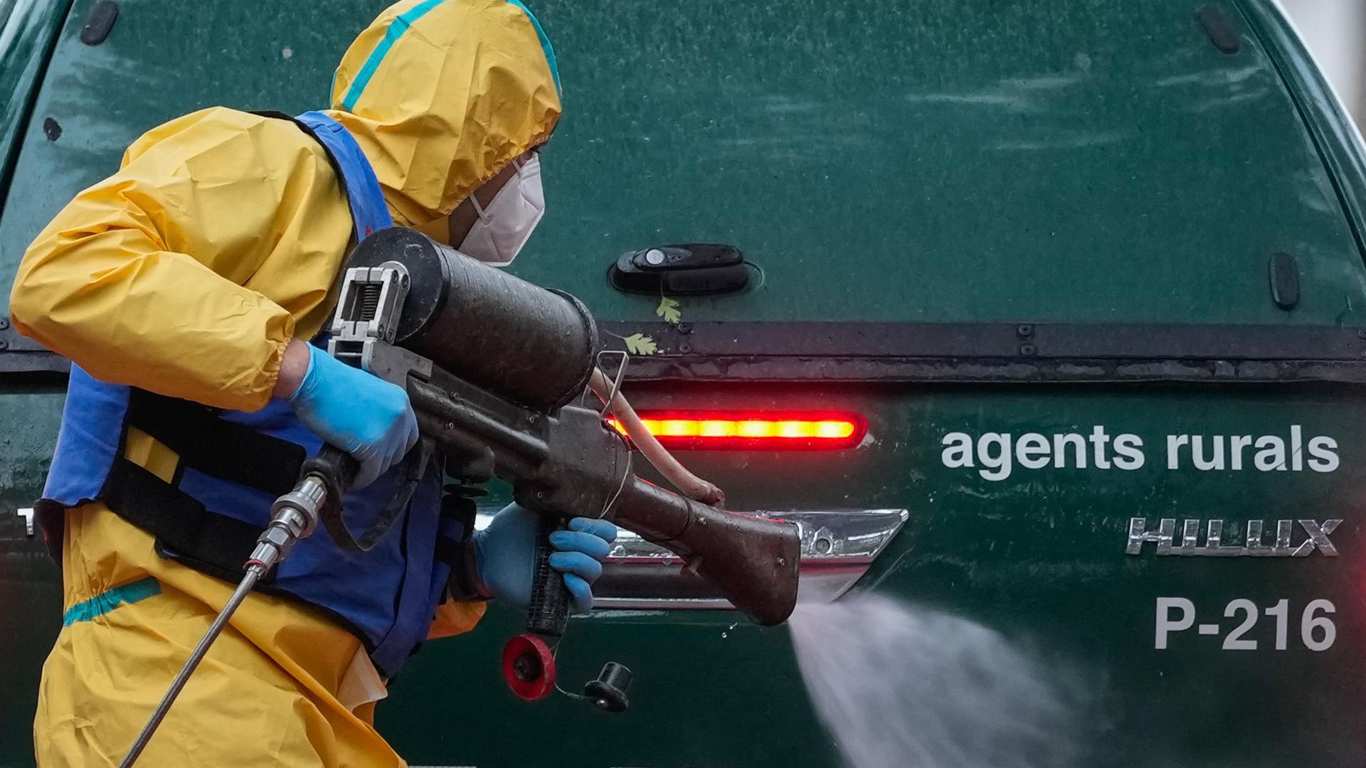 Desinfección por parte de la UME de un vehículo de Agentes Rurales a su vuelta de la zona zero