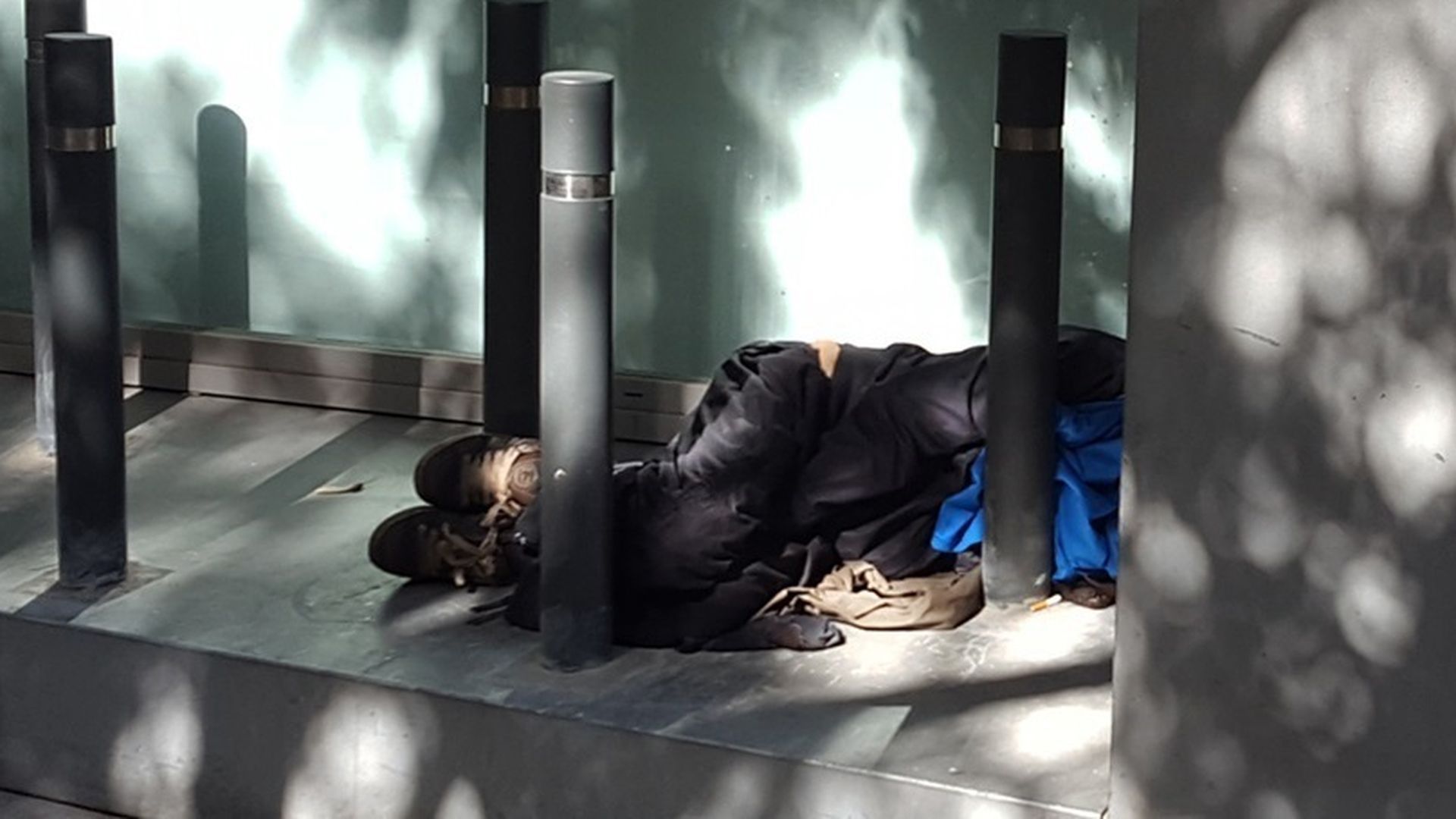 Detienen al menor que quemó el pelo al hombre sin hogar en Benacazón, Sevilla: tratan de identificar al segundo implicado