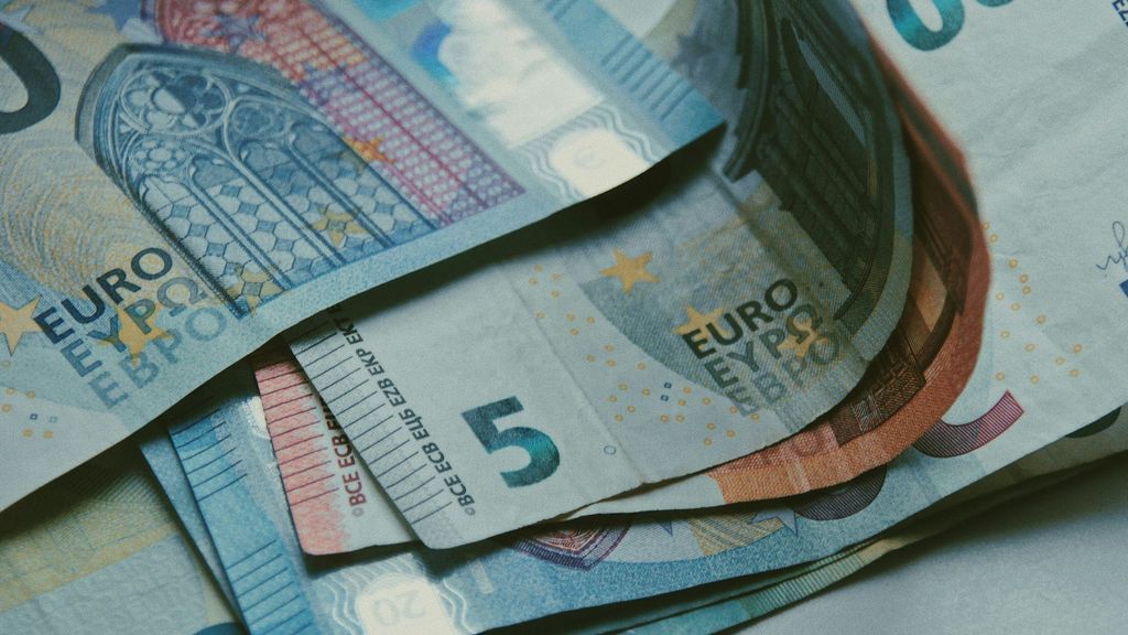 Los españoles creen que saben de finanzas, pero suspenden: y eso les sale caro