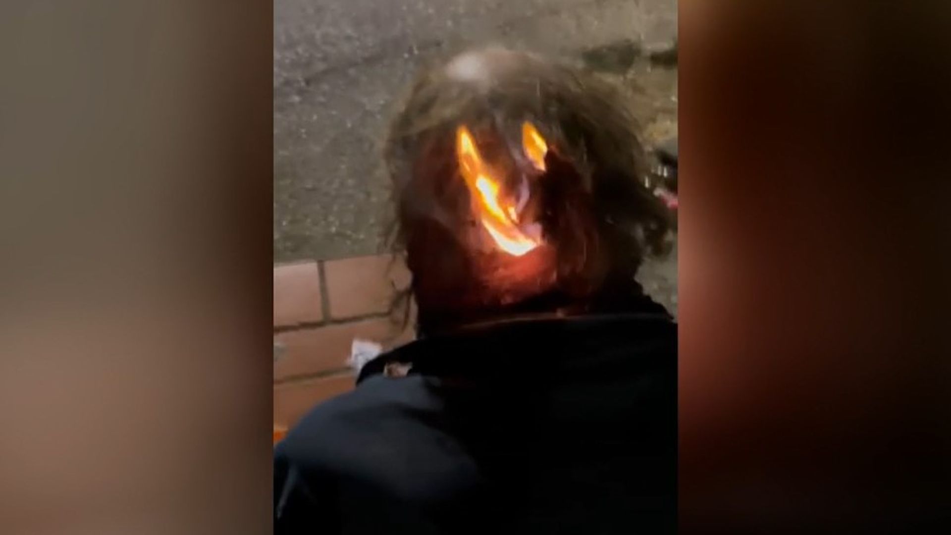 Dos menores se graban quemando el pelo a un indigente en un pueblo de Sevilla