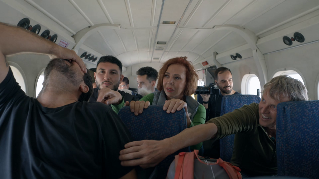 El caótico vuelo de los invitados de 'Universo Calleja' hacia el aeropuerto más peligroso del mundo: "Nos vamos a estrellar"