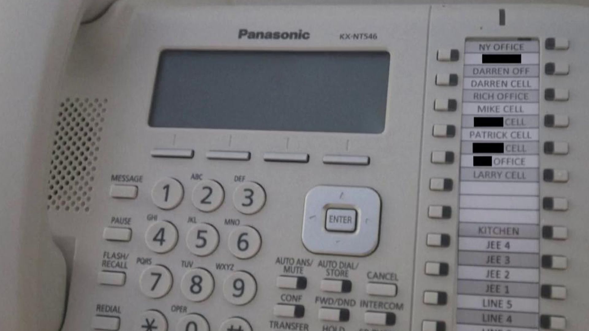 El teléfono de la isla pedófila de Epstein con numeros borrados