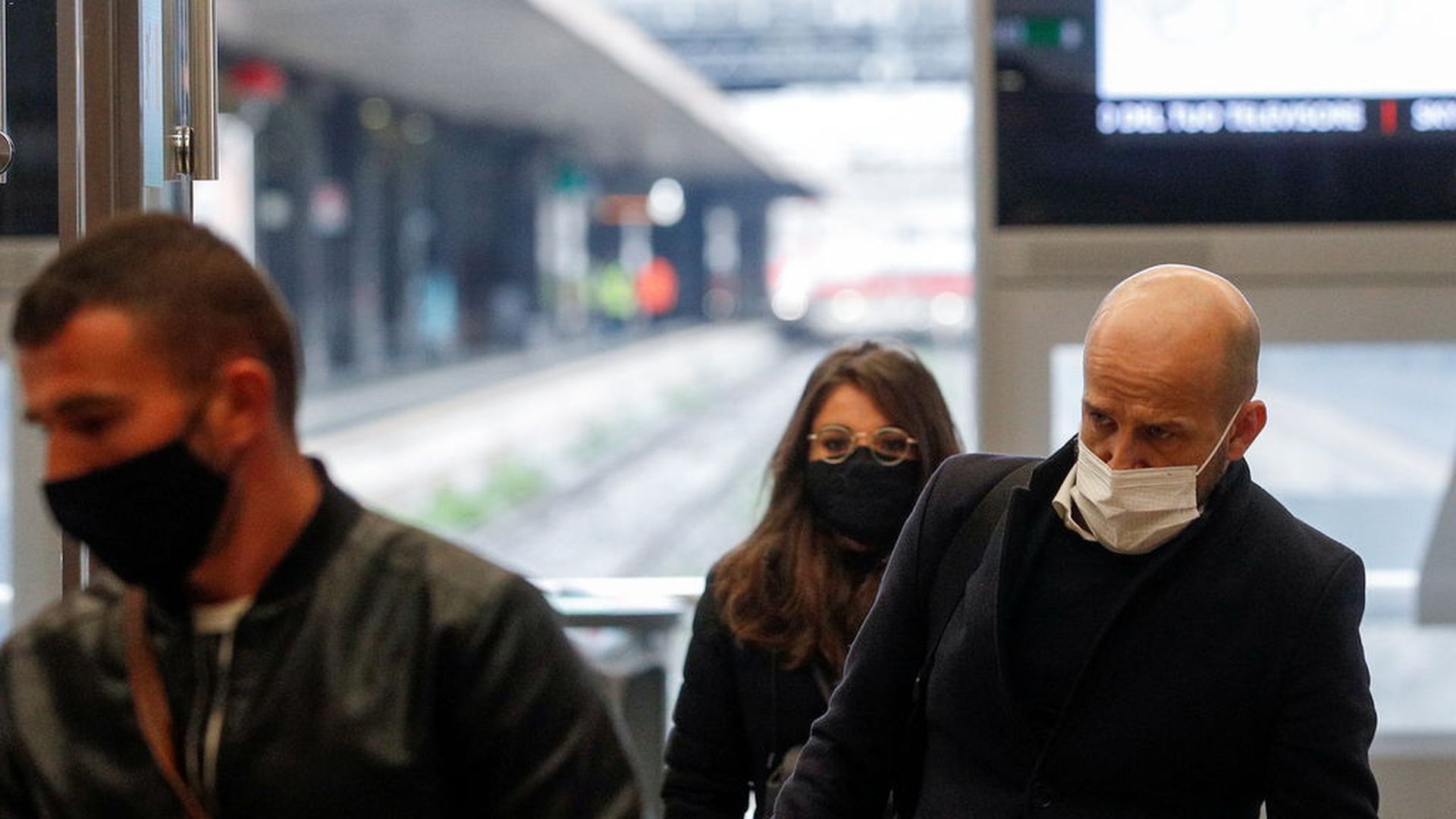 "Es posible que las personas vacunadas con Pfizer y Moderna sigan contagiando si contraen el virus"