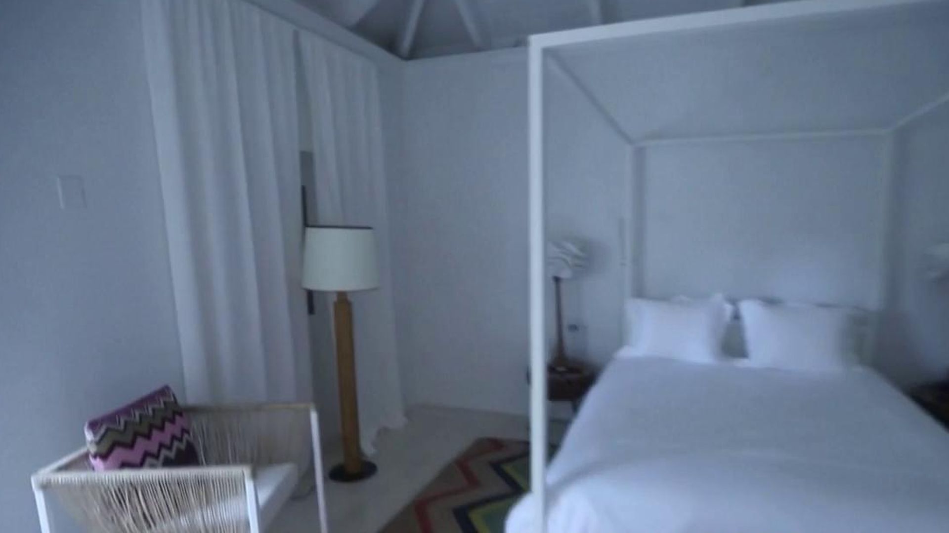 Habitaciones blancas en la isla de los pedófilos