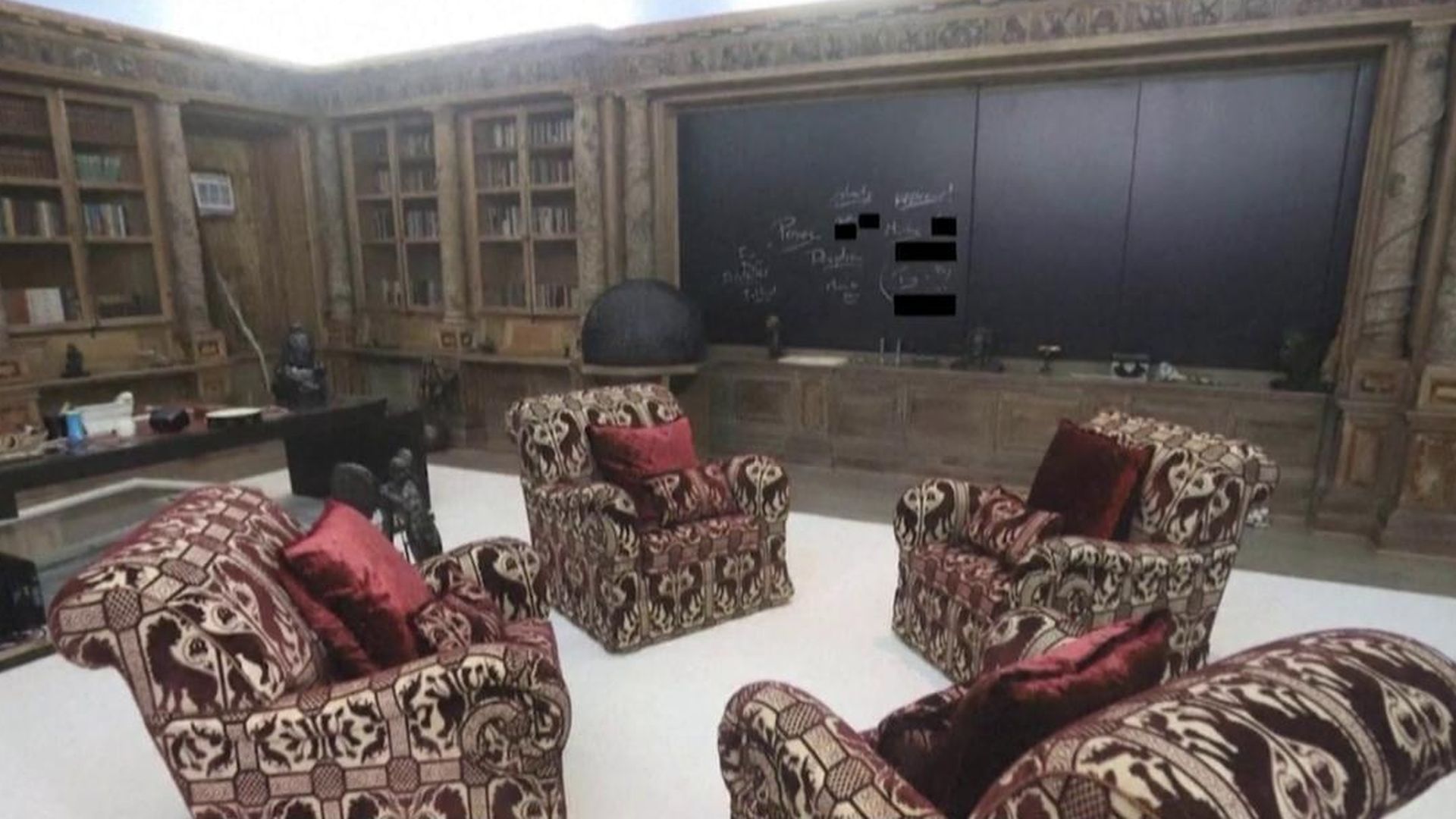 Jacuzzi con sillones en la isla de los pedófilos