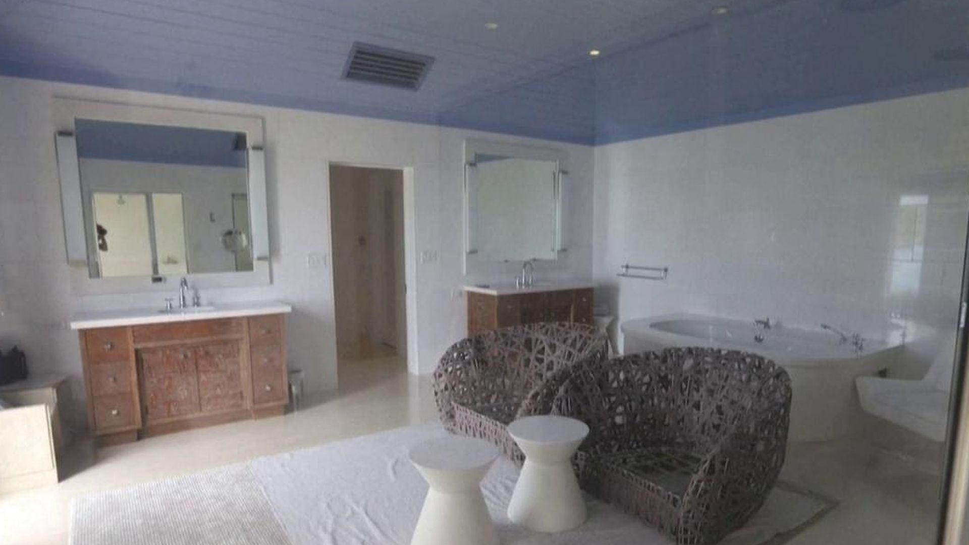 Jacuzzi en un salón en la isla pedófila de Epstein