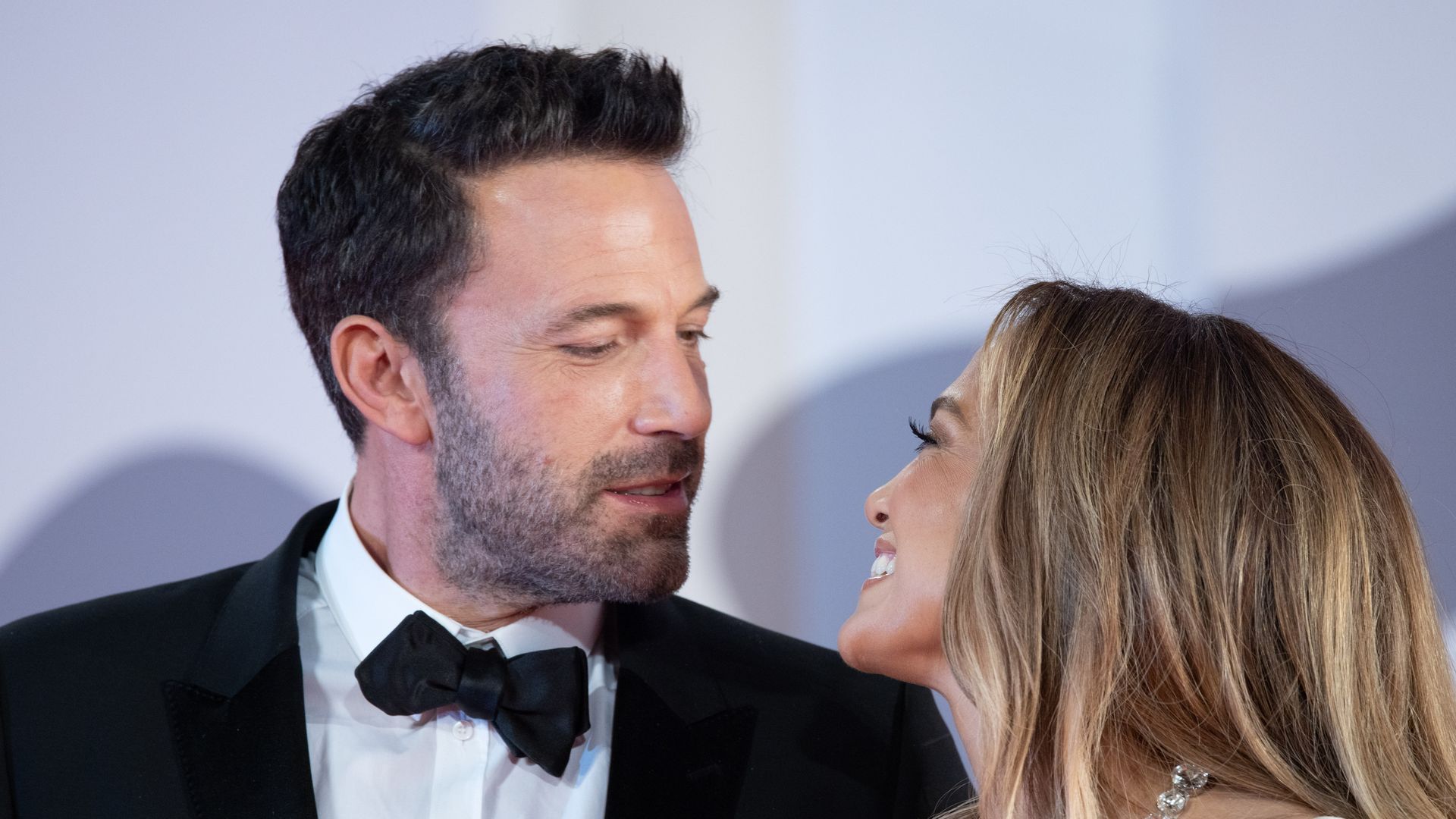 Jennifer López borra el tatuaje dedicado a su matrimonio con Ben Affleck: un infinito con las iniciales del actor