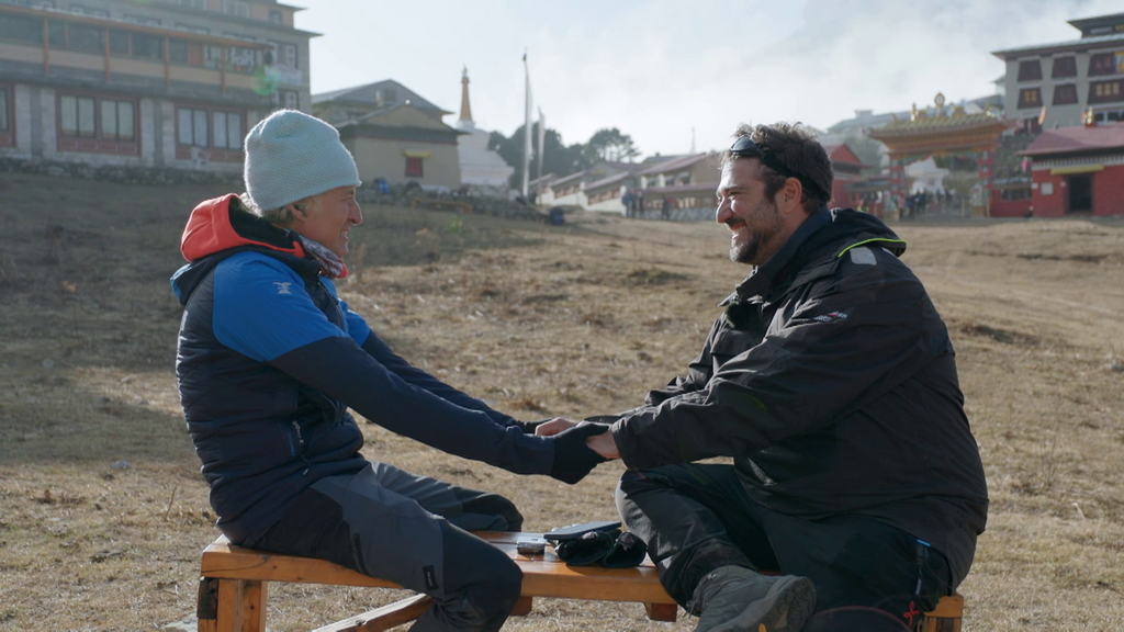 Jesús Calleja se rompe al escuchar la canción que Antonio Orozco ha compuesto para él durante el viaje