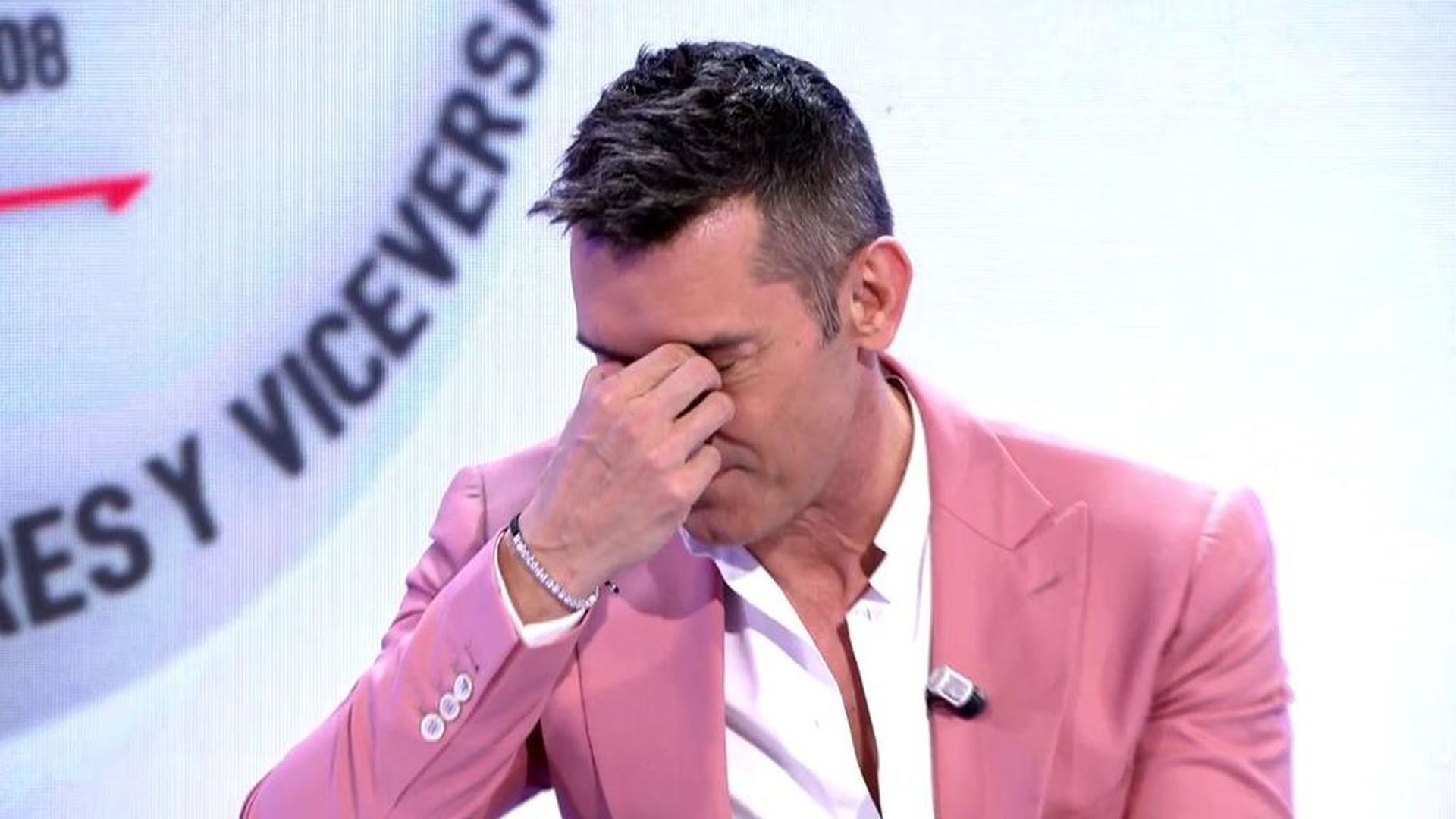 Jesús Vázquez rompe a llorar con el emotivo mensaje del equipo de 'MyH': "Gracias por remar con nosotros" Jesús Vázquez rompe a llorar con el emotivo mensaje del equipo de 'MyH': "Gracias por remar con nosotros"