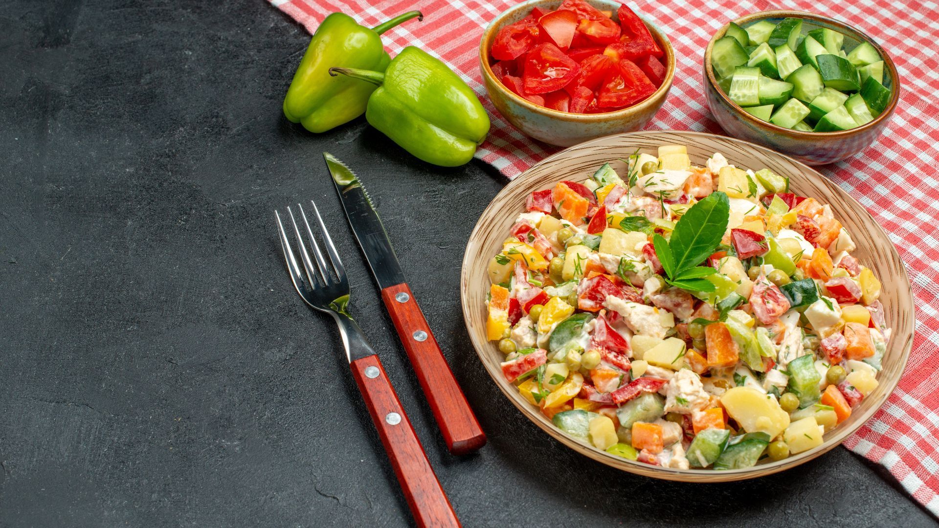 La ensalada campera no es sólo para el verano, su poder saciante y su sencillez hacen de ella un plato muy socorrido. La ensalada campera no es sólo para el verano, su poder saciante y su sencillez hacen de ella un plato muy socorrido.