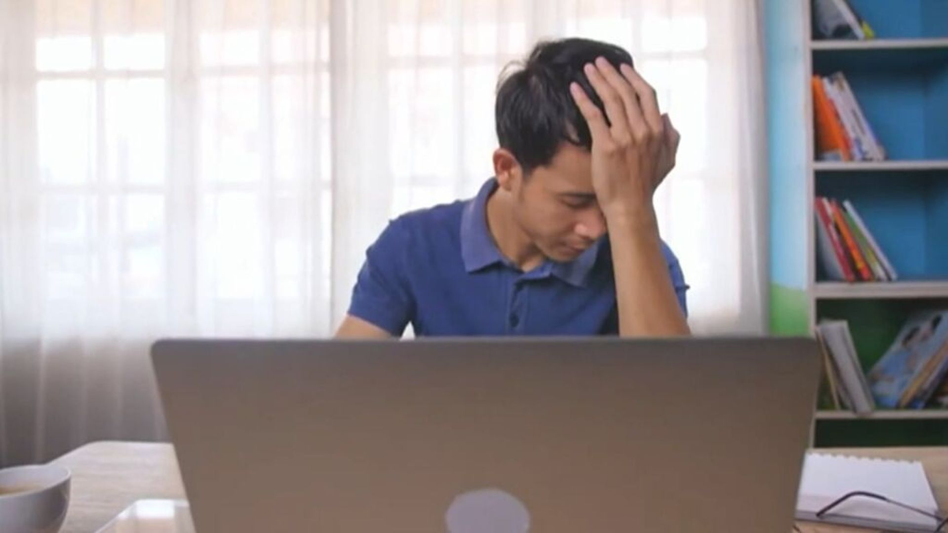 La pandemia y la guerra aumentan el 'doomscrolling', la obsesión por las noticias negativas