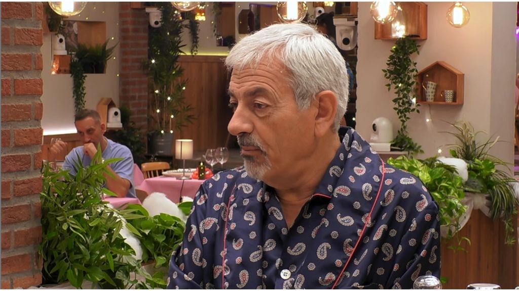 La sorpresa de Carlos Sobera al descubrir el significado del tatuaje enn el cuello de un soltero de 'First Dates': "¿En serio?"