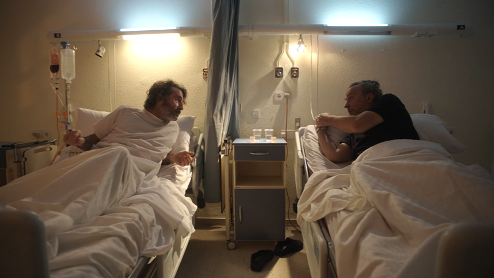 La surrealista noche de Tirso y Ezequiel como compañeros de habitación en el hospital: risas, un somnífero y un visitante inesperado