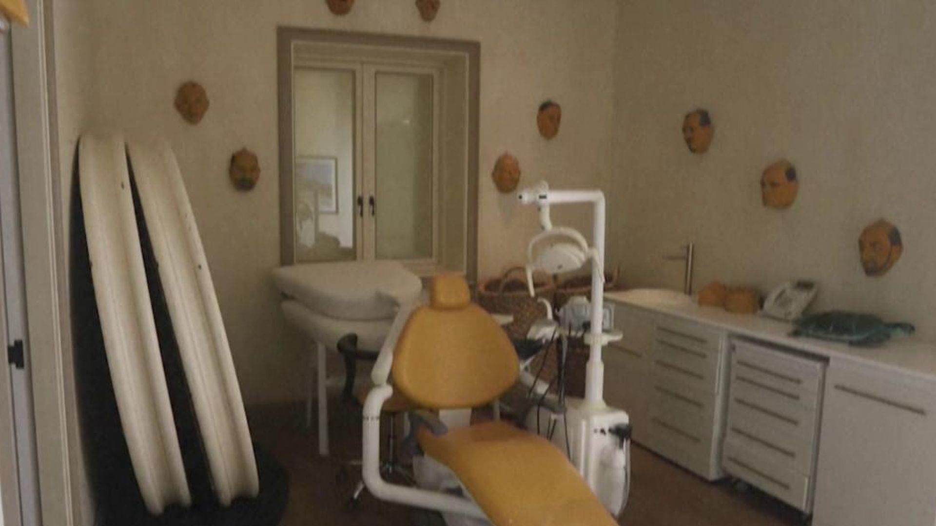 Local dental con rostros humanos en las paredes en la isla de los pedófilos de Epstein