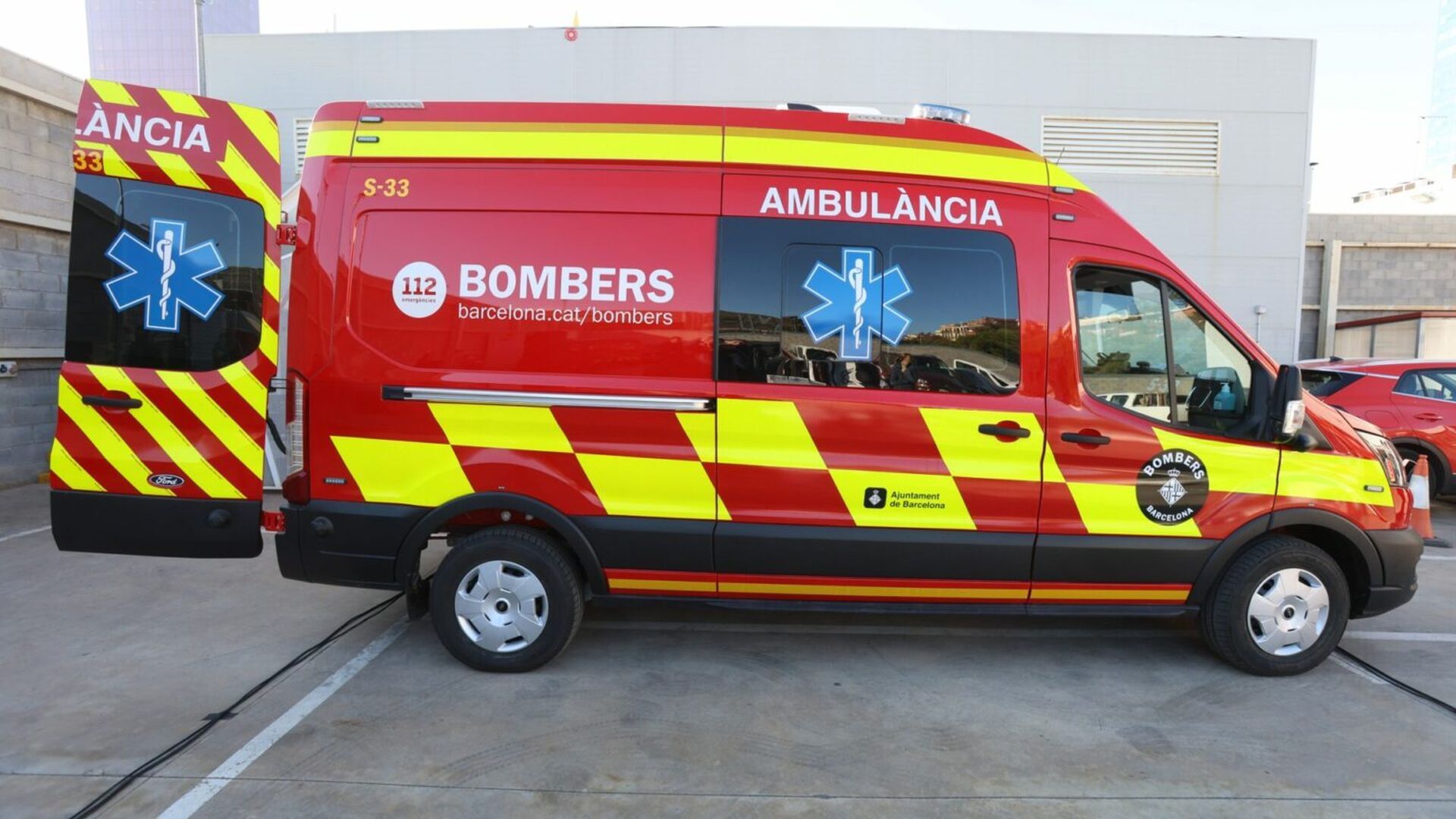 Los Bomberos de Barcelona estrenan una ambulancia pionera en la península