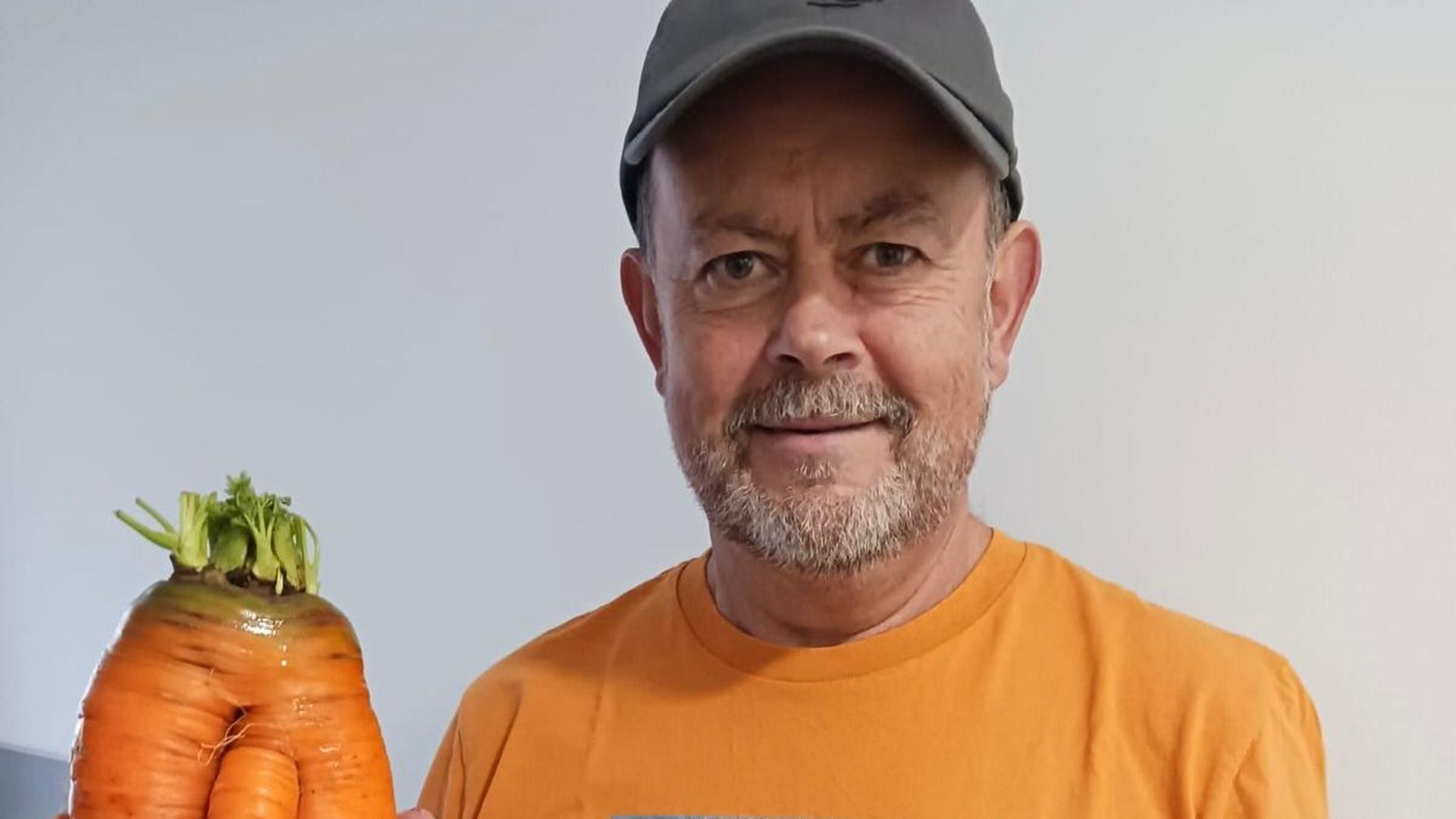 Matías Cid muestra la zanahoria gigante de su huerta