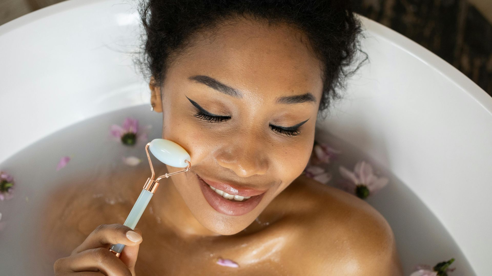 Mujer pasándose el rodillo de jade