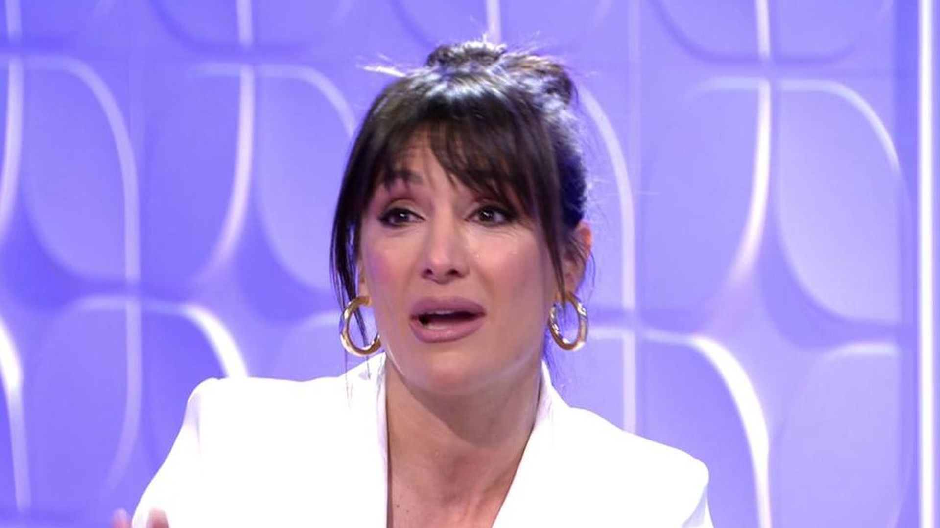 Nagores Robles no puede contener la emoción y rompe a llorar en el plató de 'Mujeres y Hombres' Nagores Robles no puede contener la emoción y rompe a llorar en el plató de 'Mujeres y Hombres'