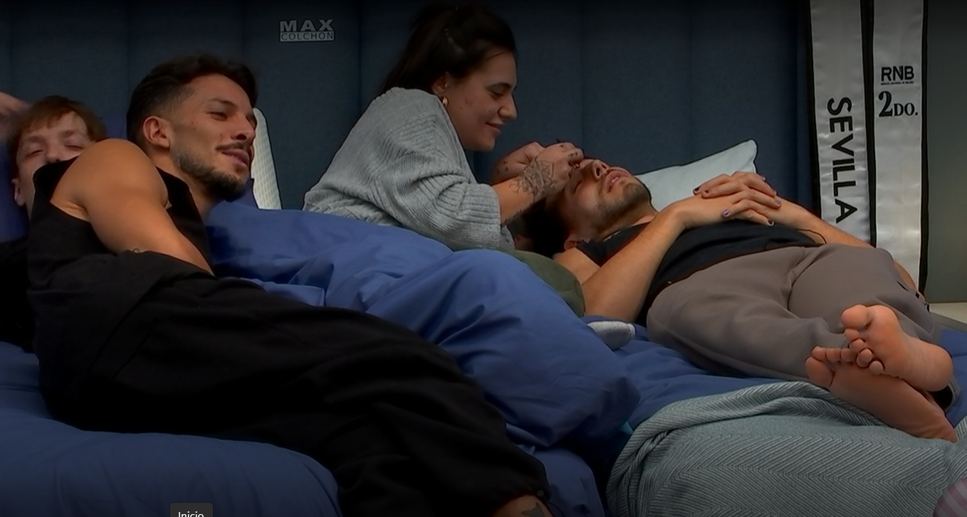 Rocío le hace las cejas a Jonay