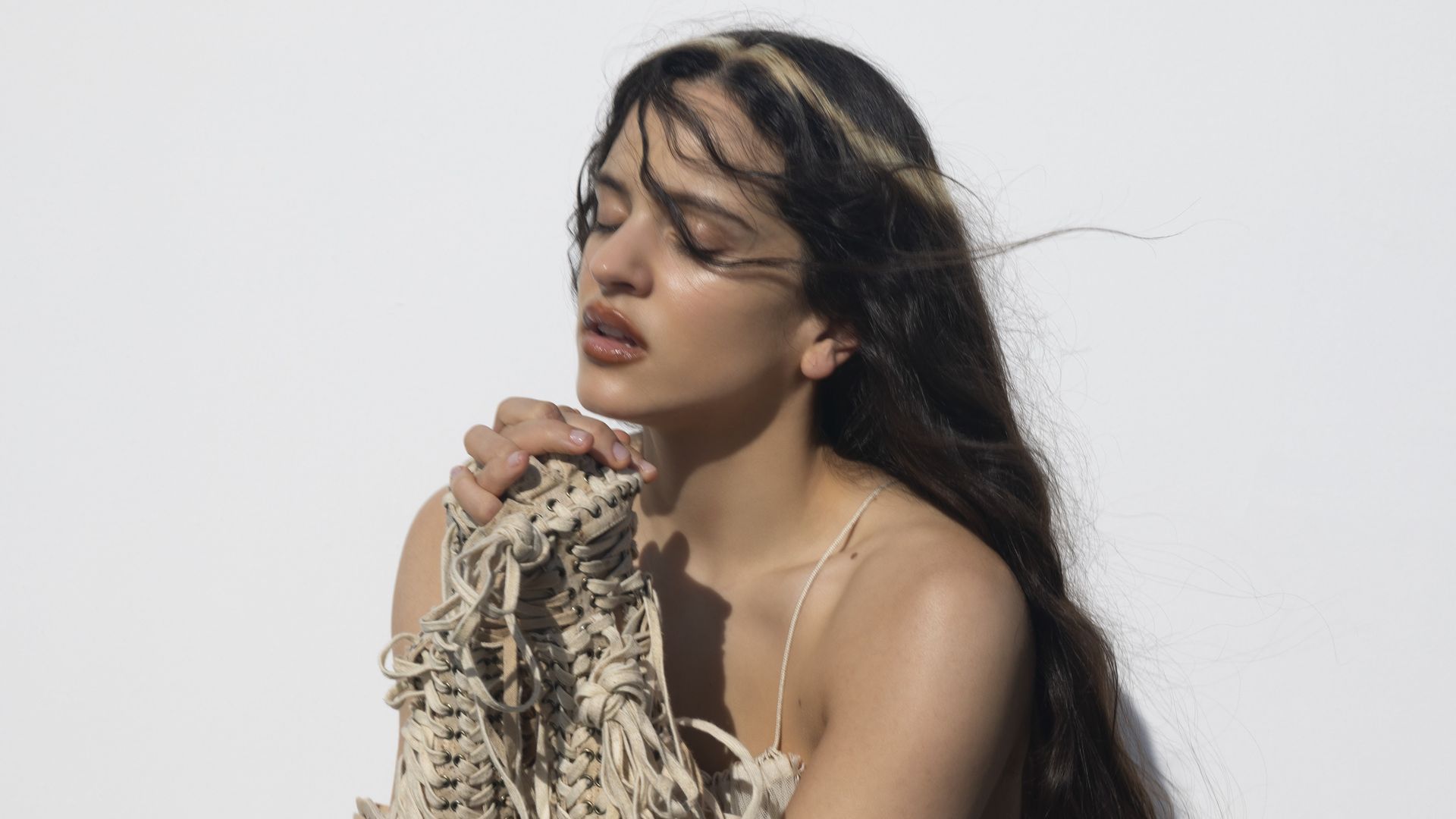 Rosalía en una de sus fotos promocionales de LUX Rosalía en una de sus fotos promocionales de LUX