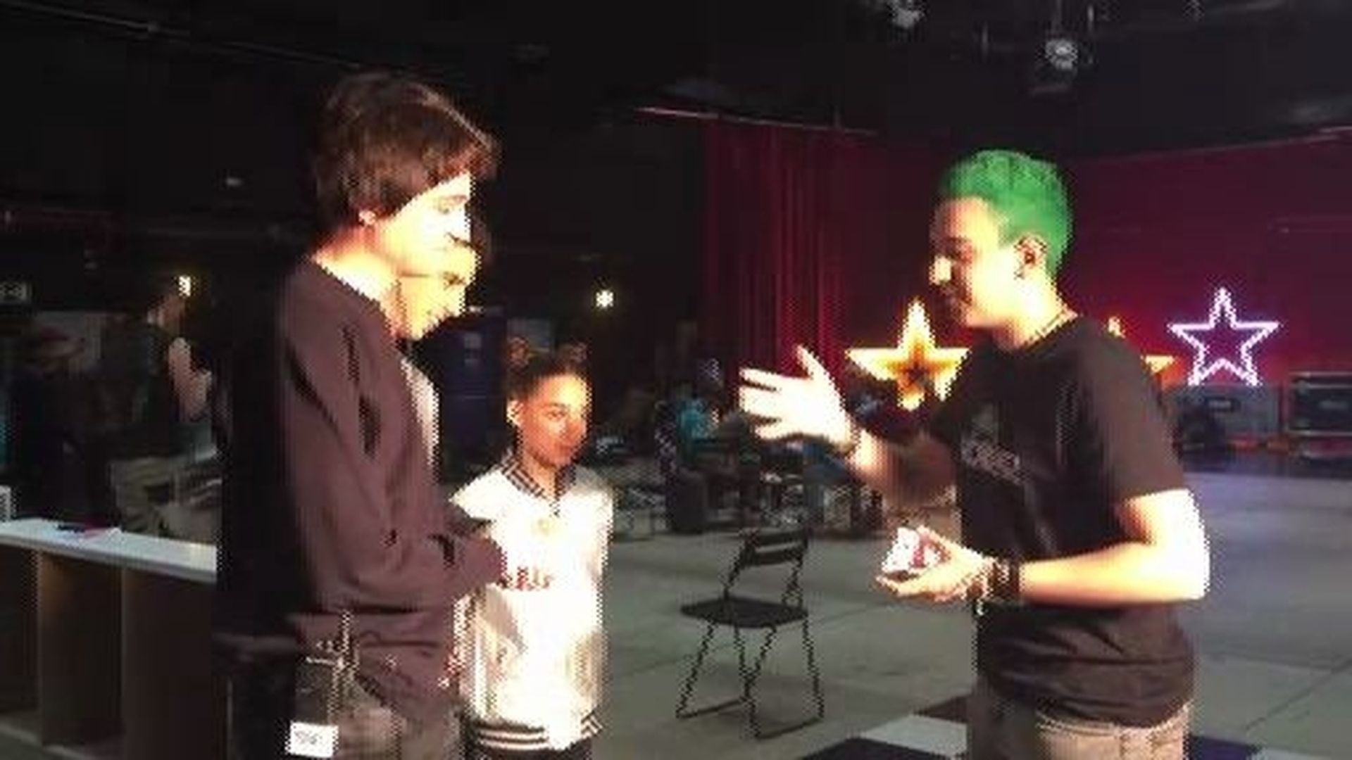 The Roker hace un truco de magia exclusiva para la app de Mitele