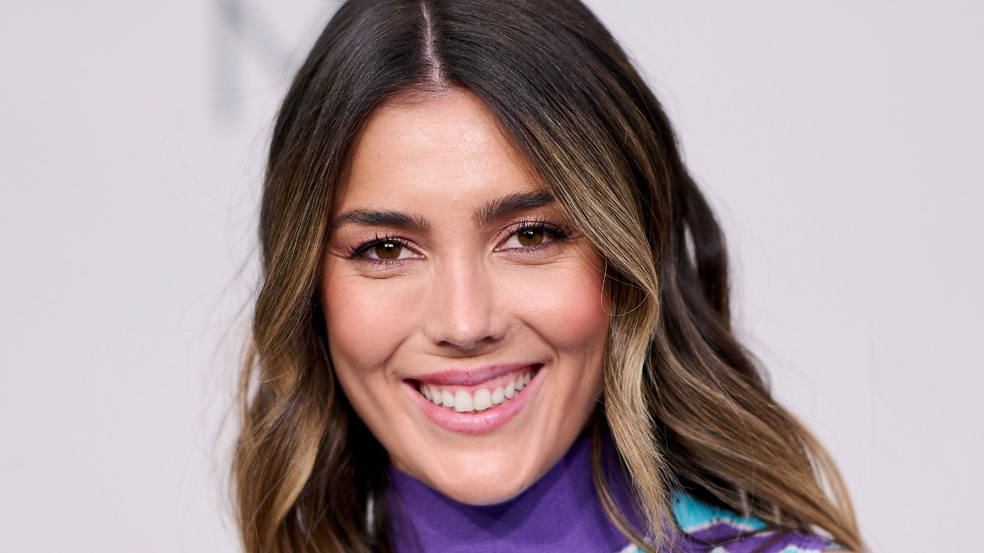 Anna Ferrer Padilla deslumbra con un vestido ideal para Navidad: de seda rojo y en satén